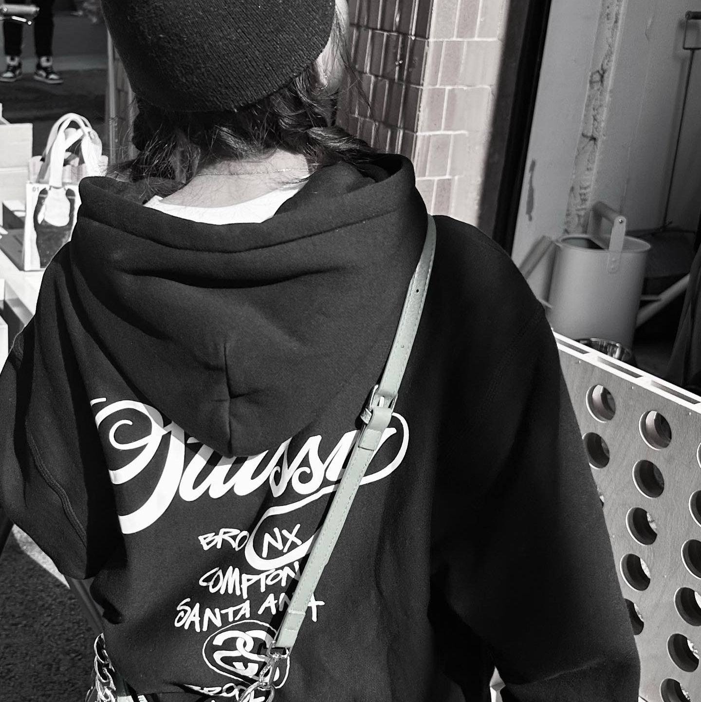 Stussy World Tour Hoodie Black 2023, Adidas Samba Vegan White Black 착용 스타일 - 3