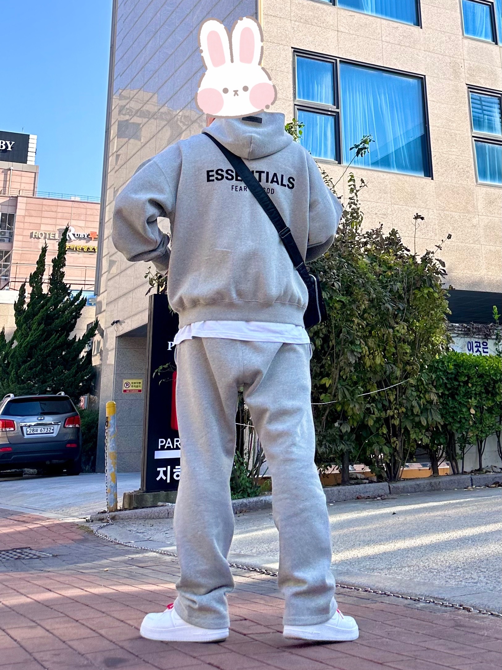 Essentials The Core Collection Hoodie Dark Oatmeal, Essentials The Core Collection Relaxed Sweatpants Dark Oatmeal 착용 스타일 - 1