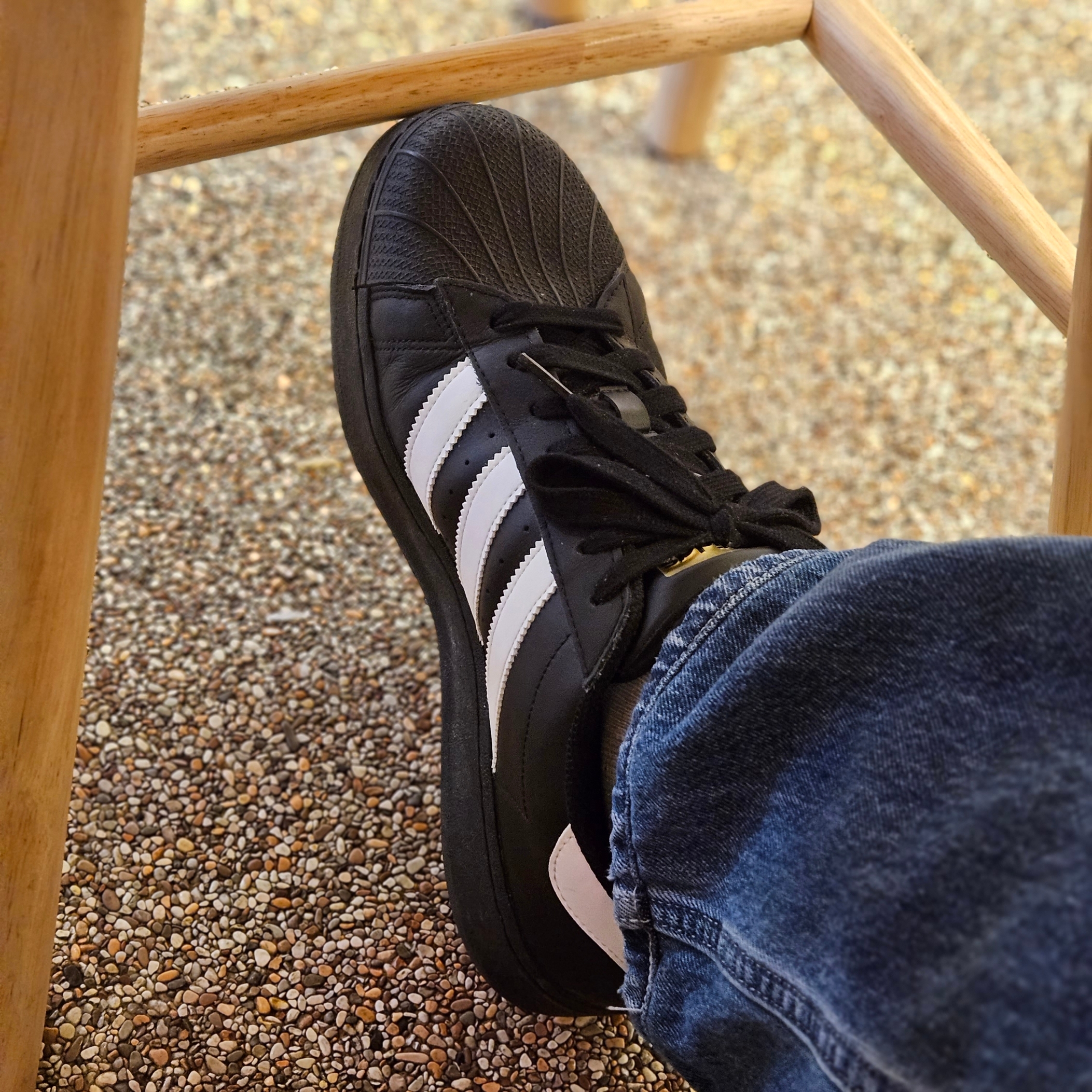 Adidas Superstar XLG Core Black White 착용 스타일 - 1