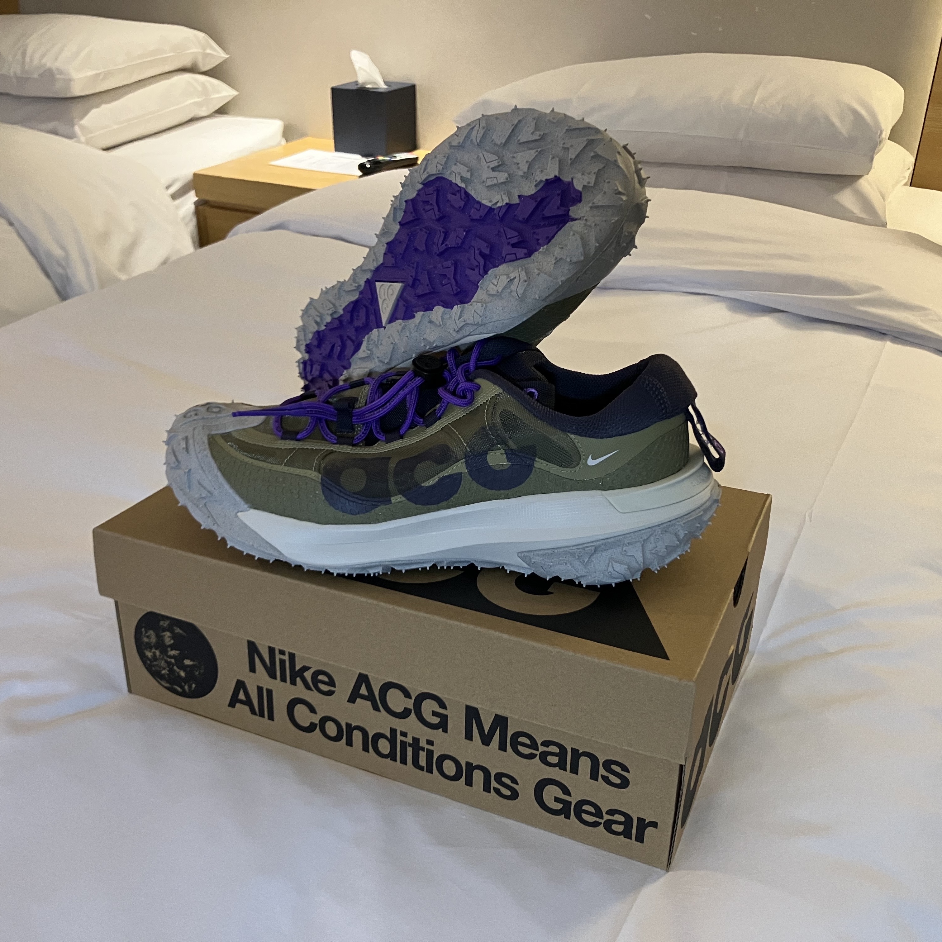 Nike ACG Mountain Fly 2 Low Neutral Olive and Mountain Grape 착용 스타일 - 1