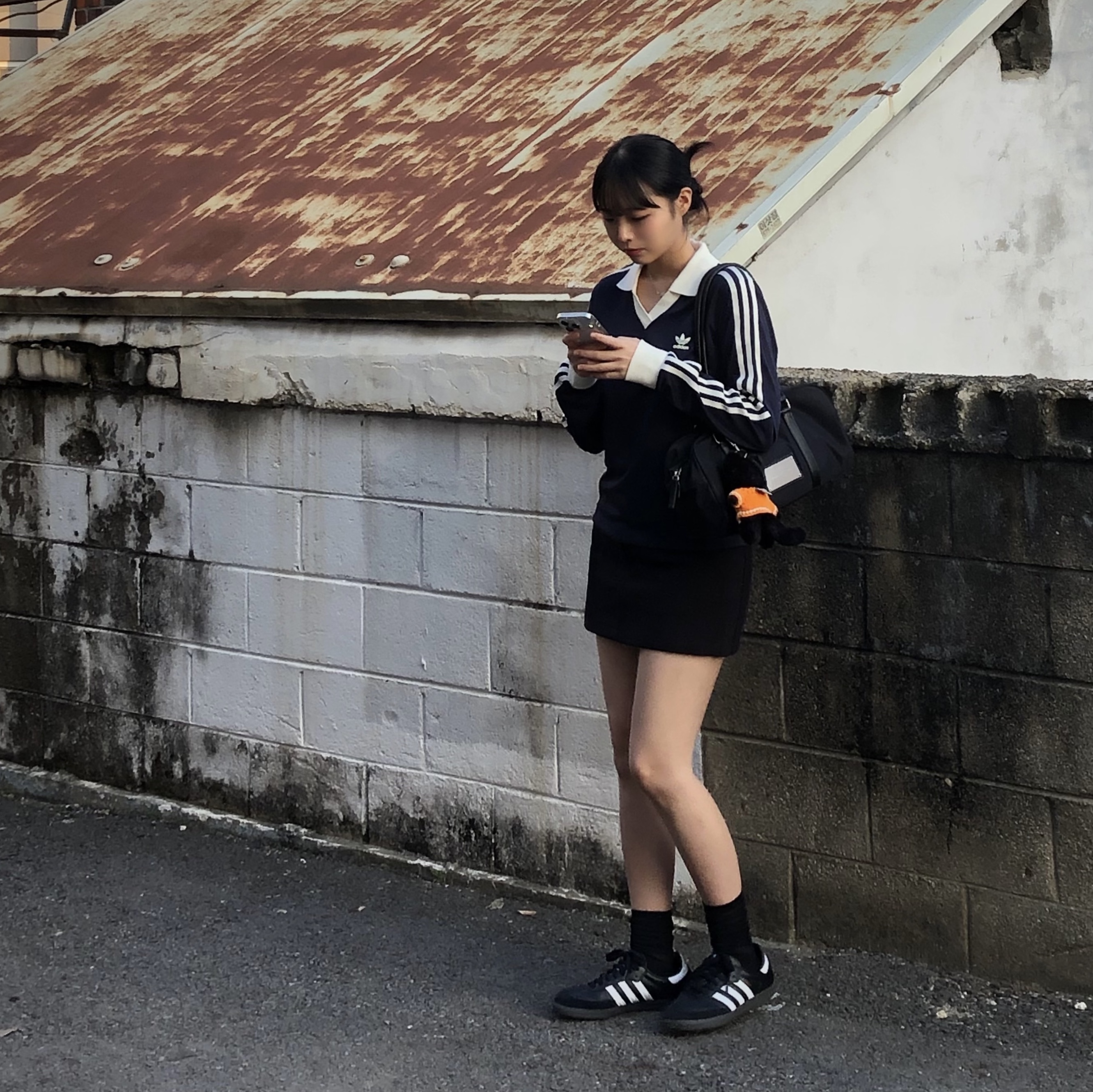 (W) Adidas x Sporty & Rich Long Sleeve Football Jersey Legend Ink - US Sizing, Adidas Samba OG Black White Gum 착용 스타일 - 1