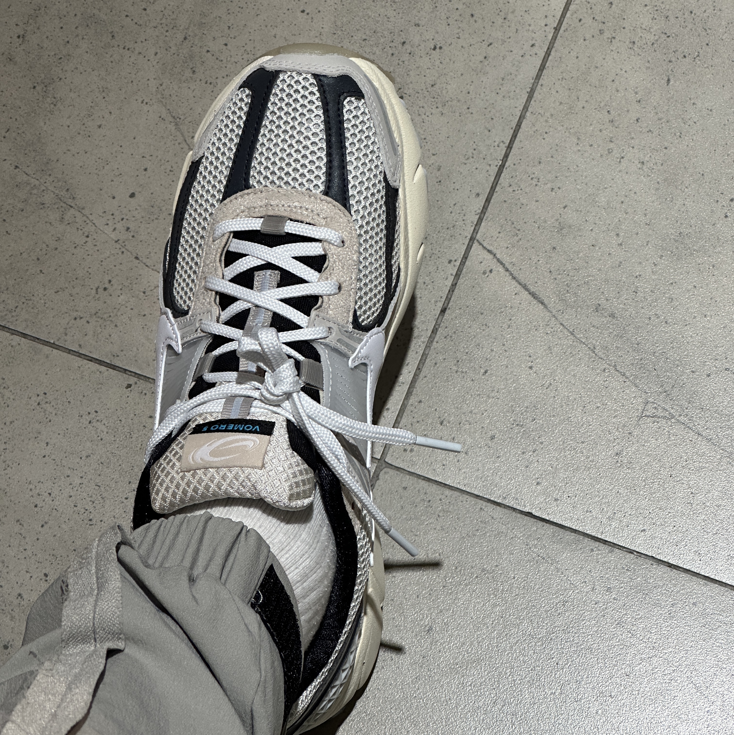 Nike Zoom Vomero 5 Light Bone and Black 착용 스타일 - 3