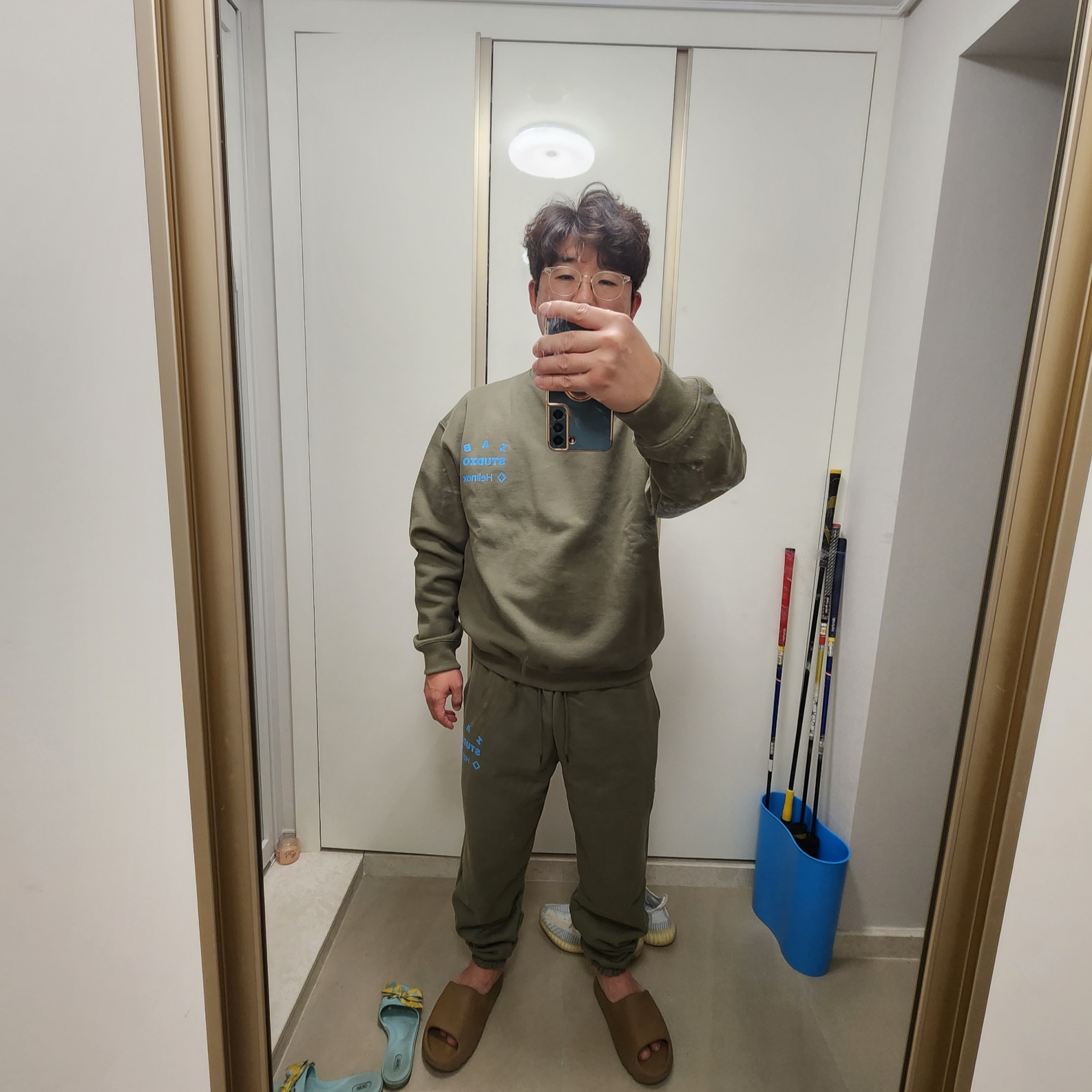 IAB Studio x Helinox Sweatshirt Leaf Green 착용 스타일