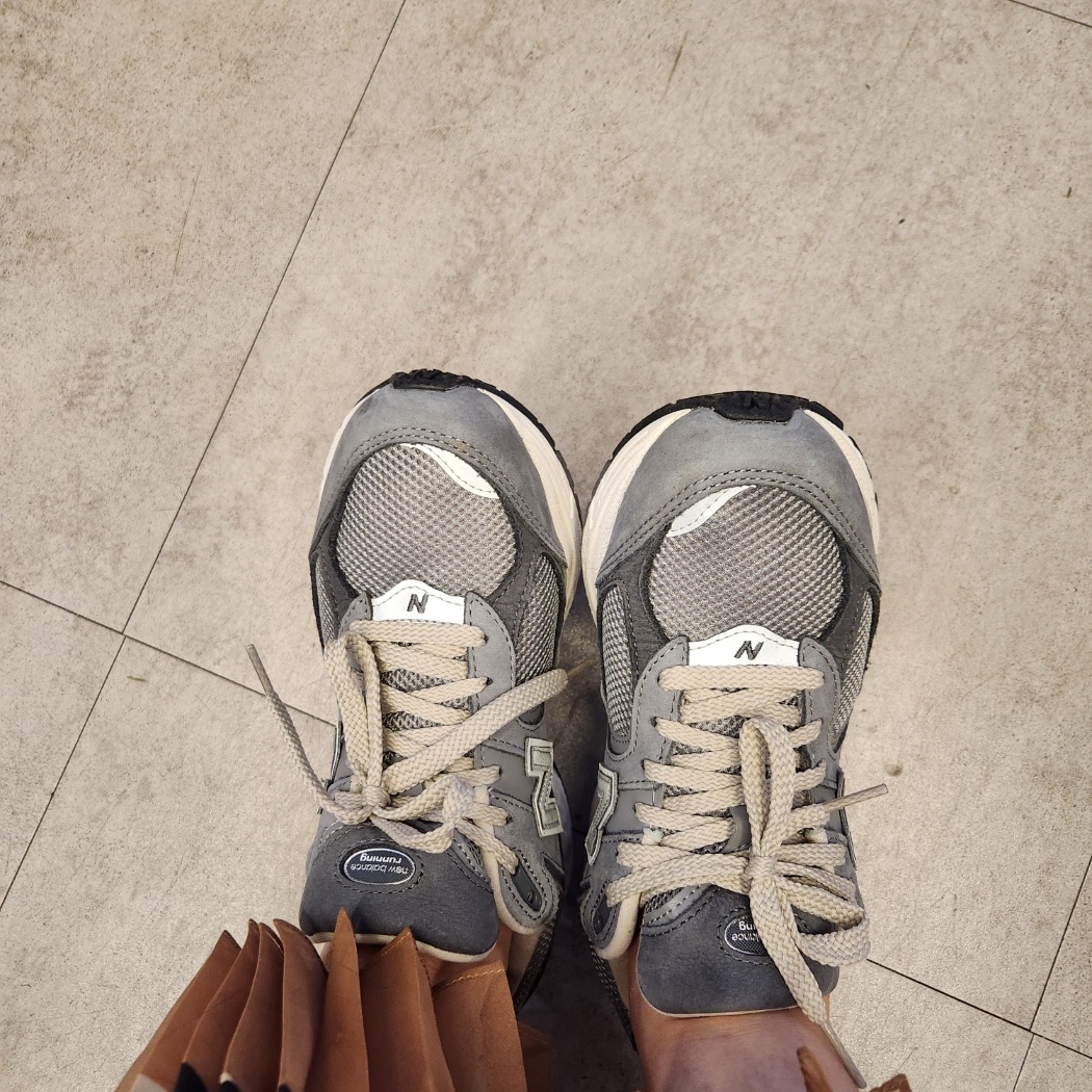New Balance 2002R Premium Vintage Grey 착용 스타일