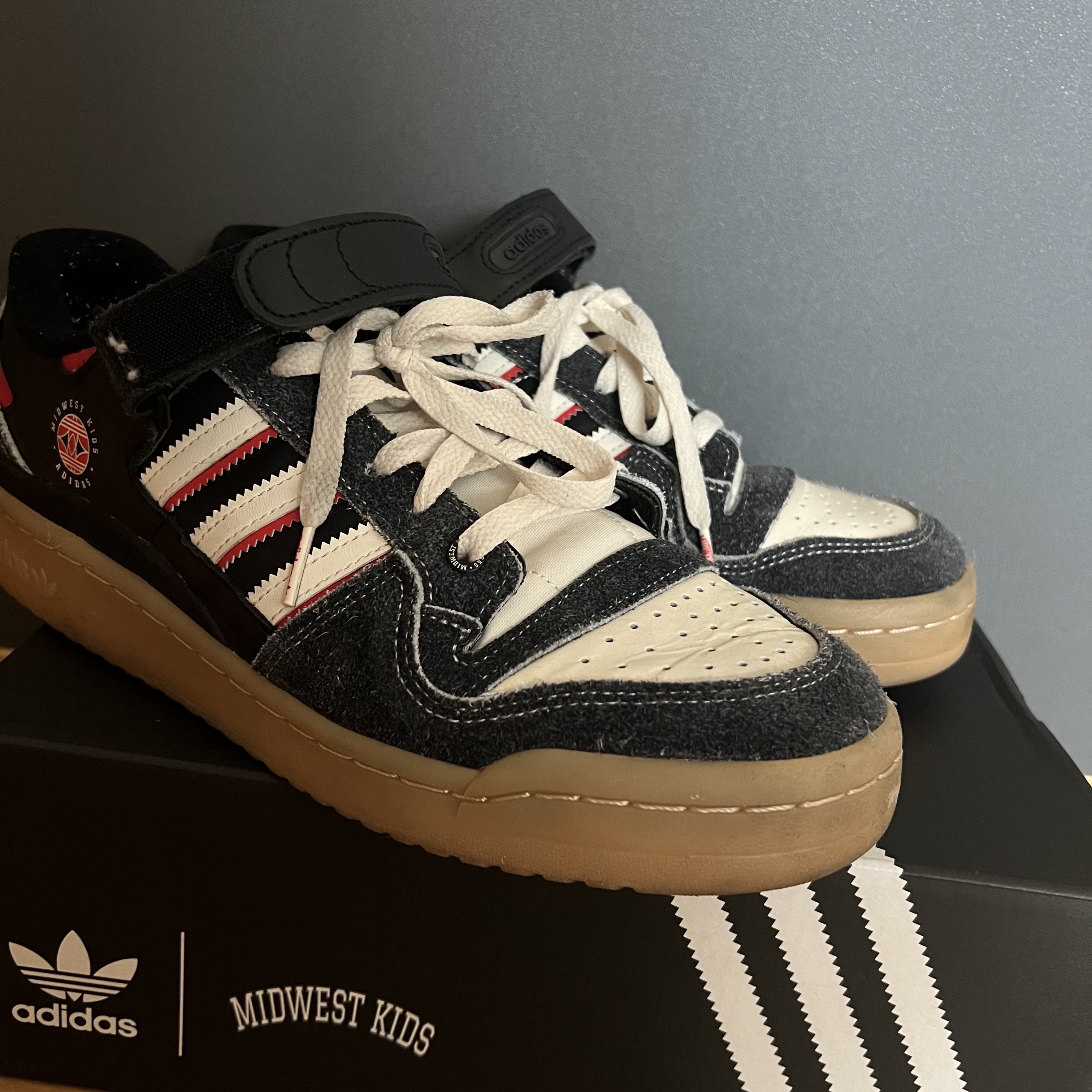 Adidas x Midwest Kids Forum 84 Low Black 착용 스타일 - 2