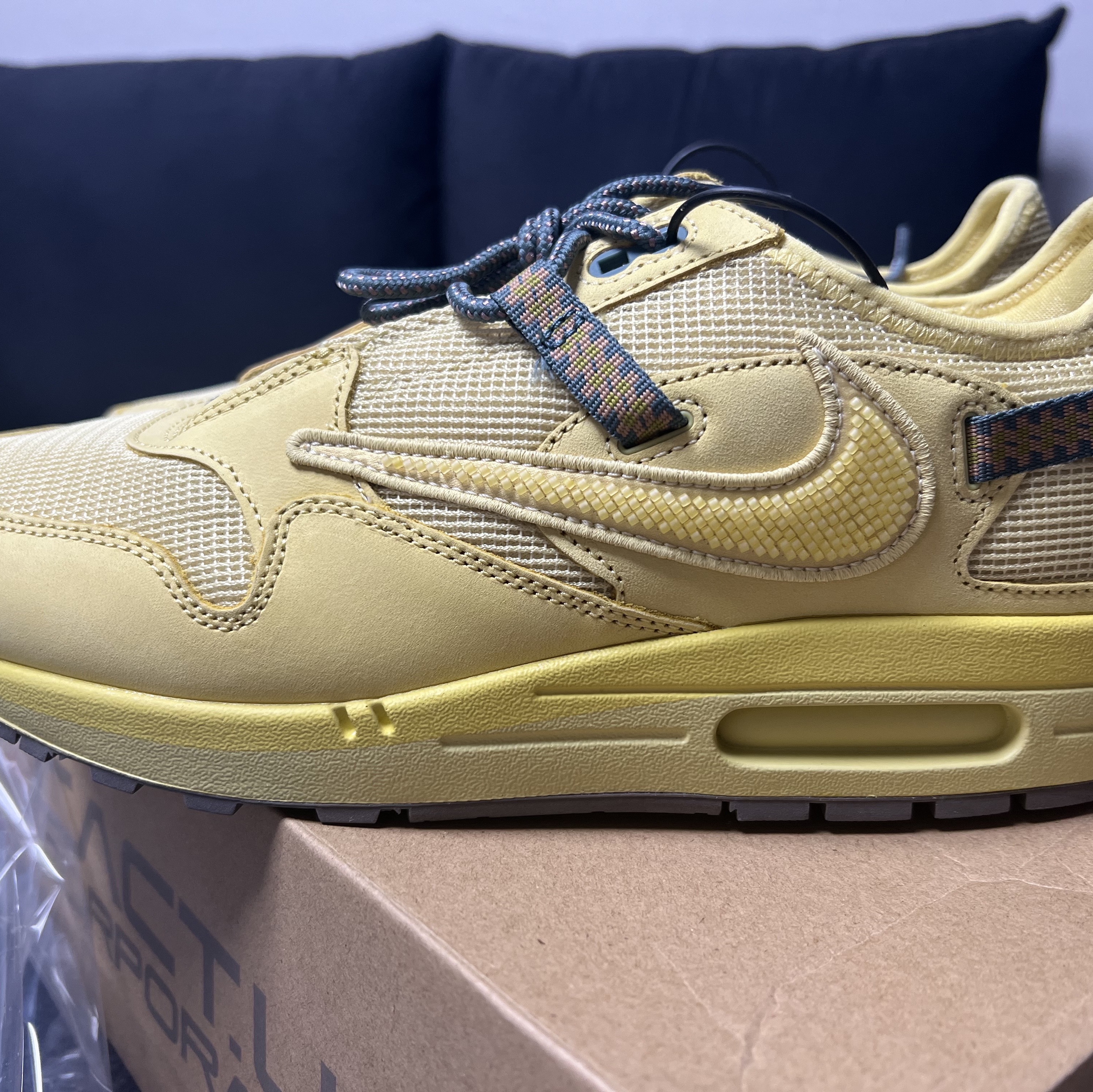 Nike x Travis Scott Air Max 1 Cact.us Gold 착용 스타일 - 1