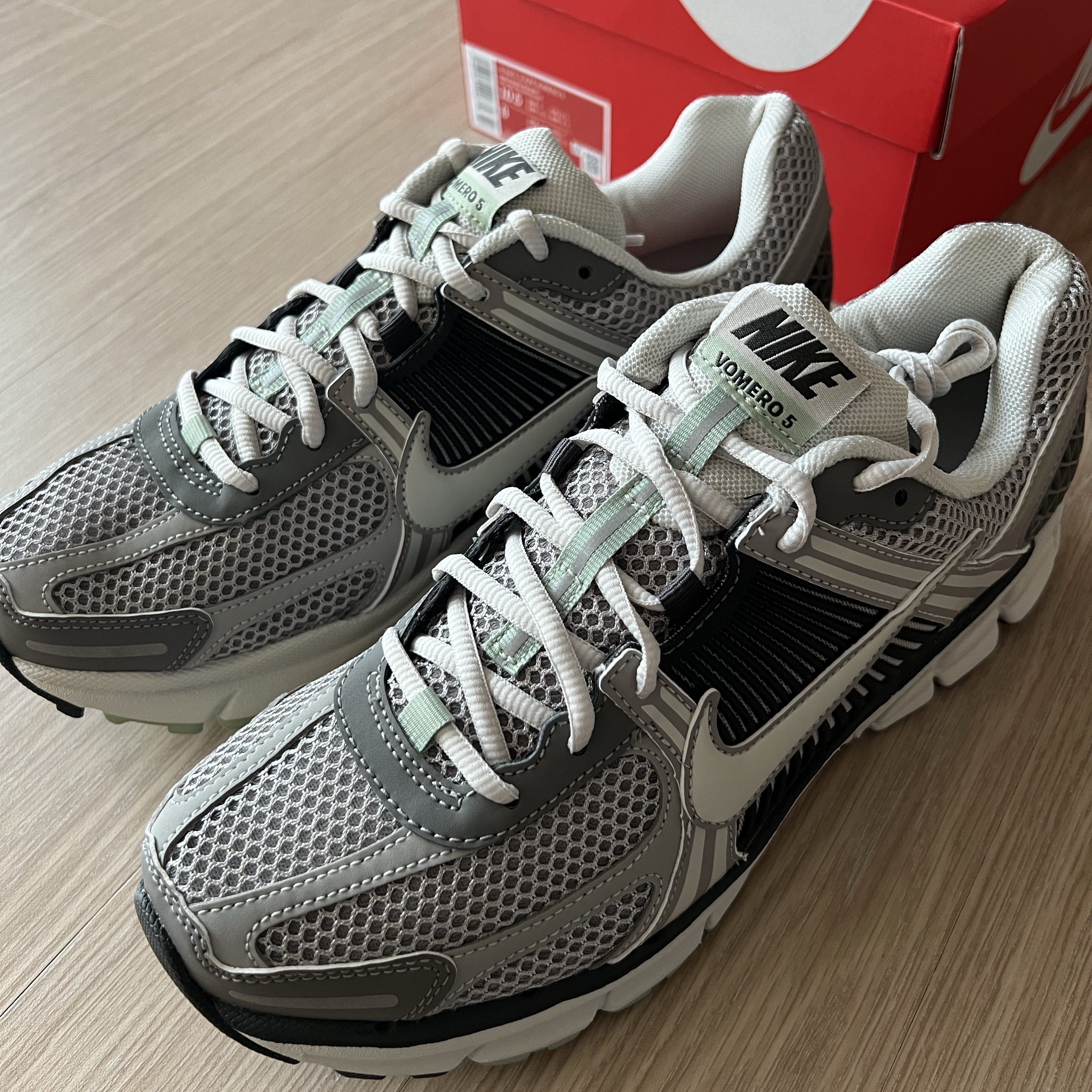 (W) Nike Zoom Vomero 5 Cobblestone and Flat Pewter 착용 스타일 - 1