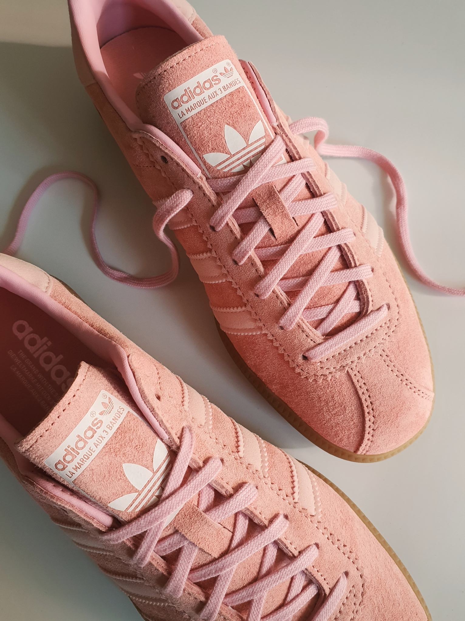 Adidas Bermuda Glow Pink 착용 스타일