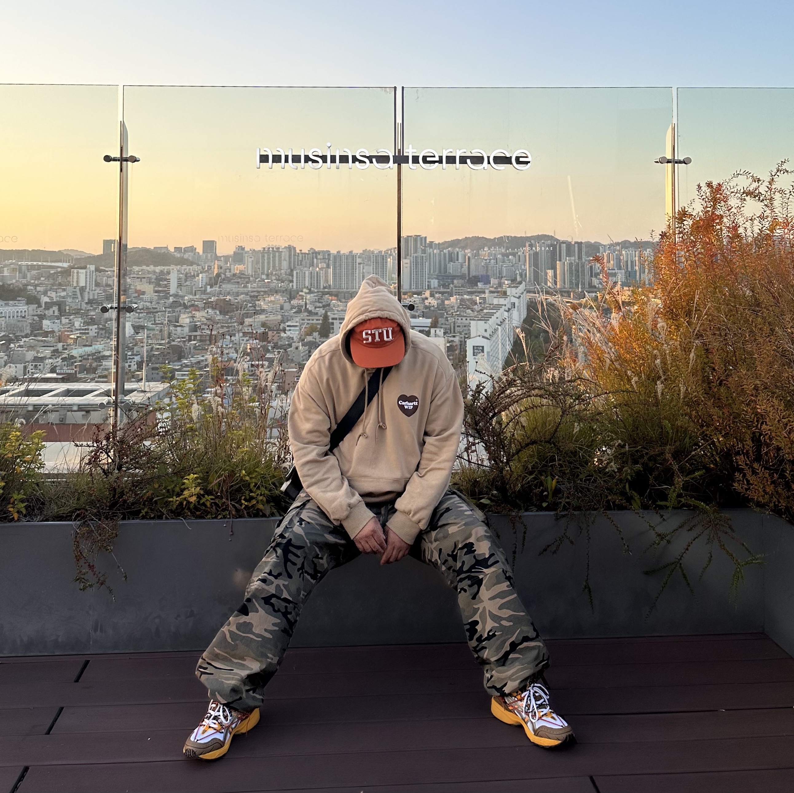 Stussy Stu Arch Strapback Cap Dark Orange, Carhartt WIP Hooded Heart Sweatshirt Dusty Hamilton Brown 착용 스타일 - 1