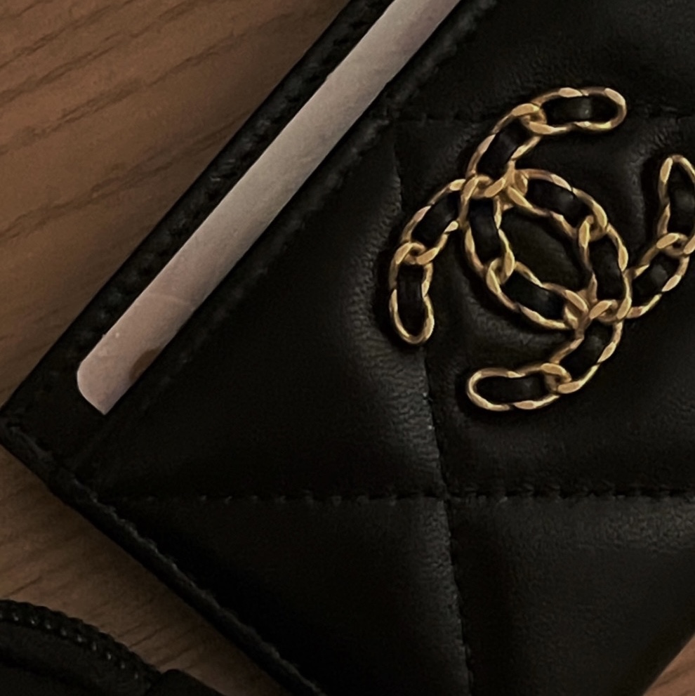 Chanel 19 Card Holder Lambskin & Gold Black 착용 스타일