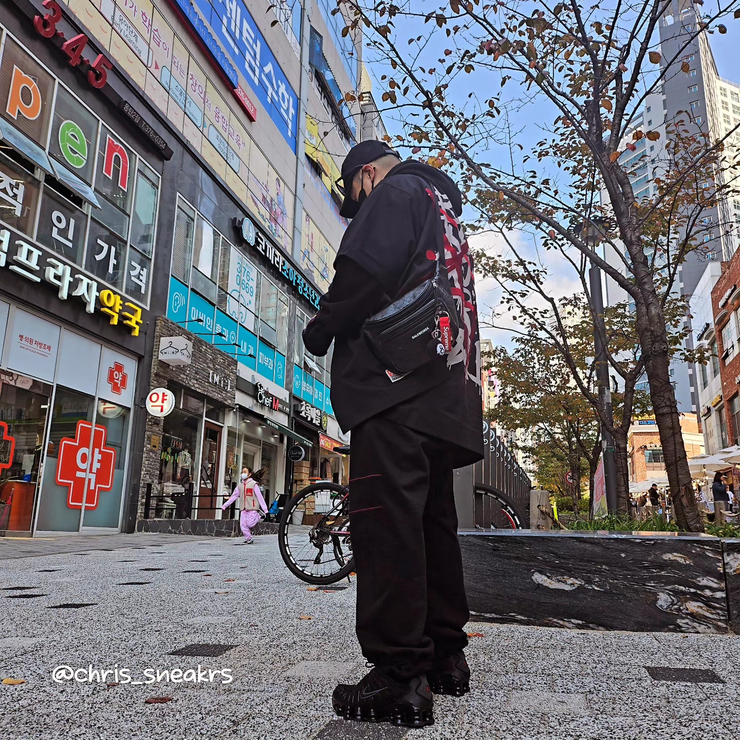 Supreme Lasered Twill Camp Cap Black - 23SS, Supreme Webbing Keychain Red - 23SS 착용 스타일 - 1