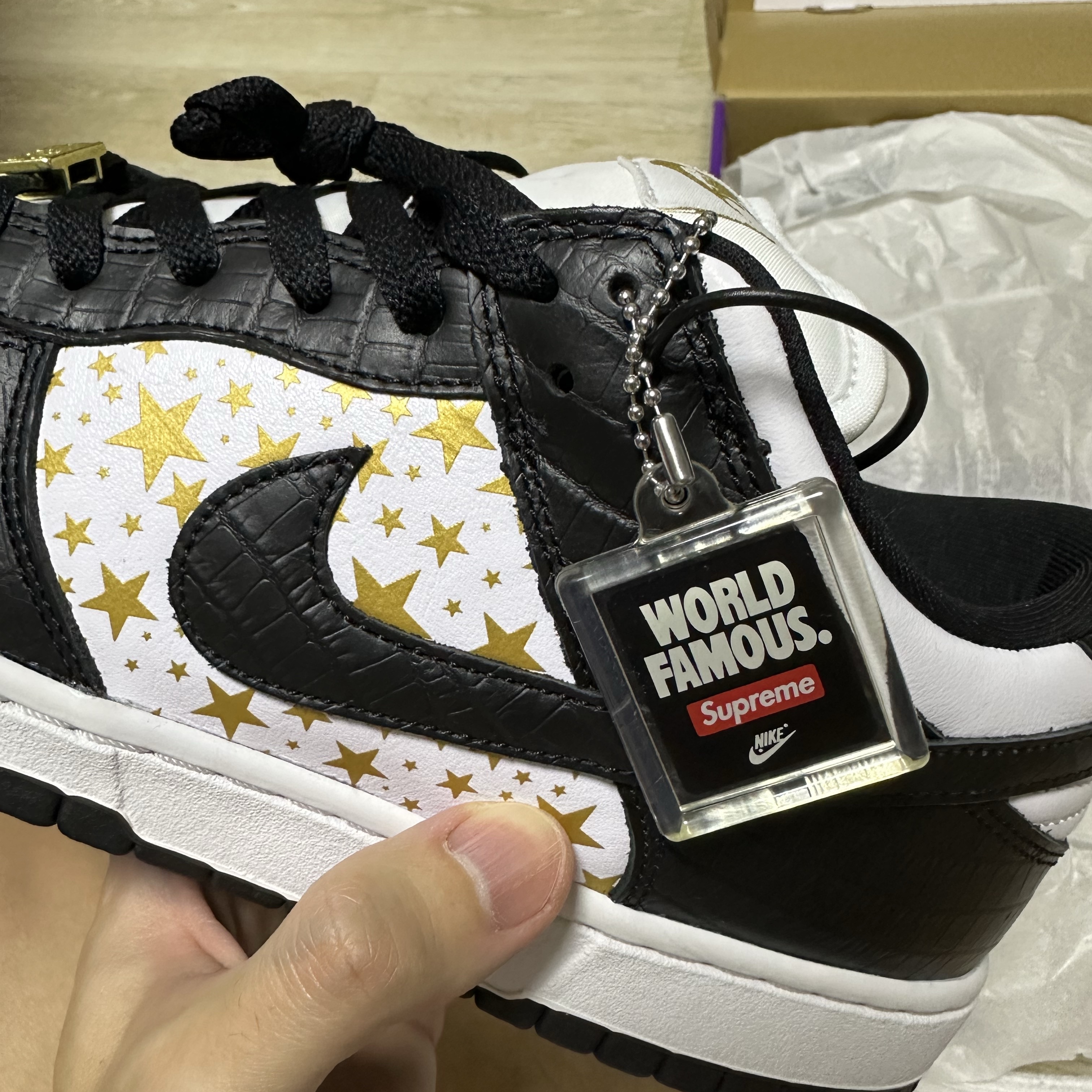 Nike x Supreme SB Dunk Low Black 착용 스타일