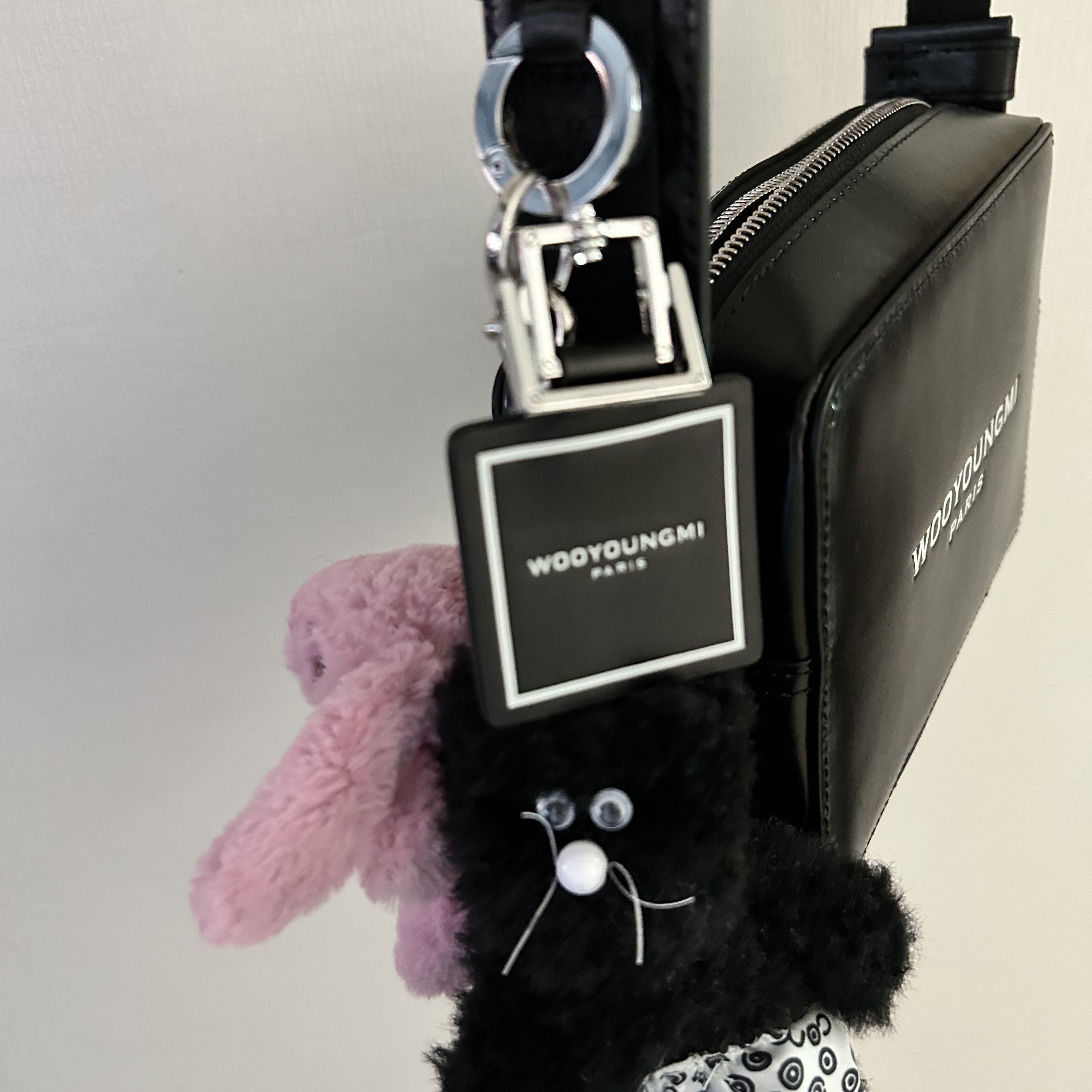 Monamhee x 10 Corso Como Bianco Keyring Black, Jellycat Bashful Bunny Bag Charm Tulip 착용 스타일 - 1