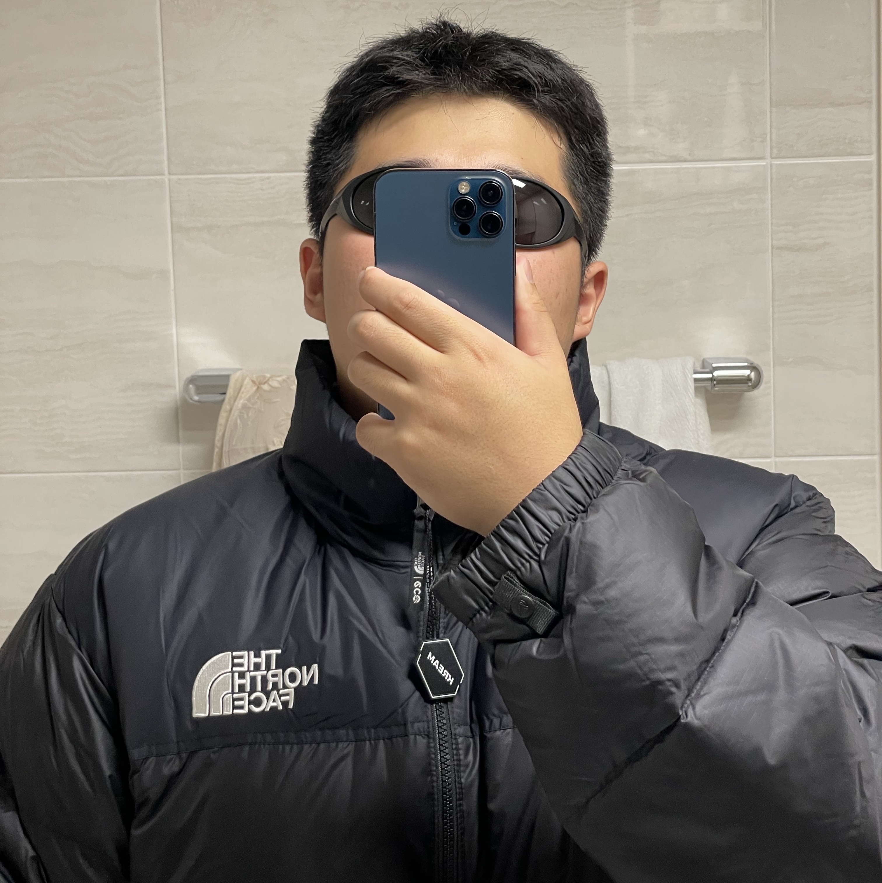 The North Face 1996 Retro Nuptse Jacket Black, Oakley Eye Jacket Redux Matte Black Frame Prizm Grey Lenses High Bridge Fit 착용 스타일