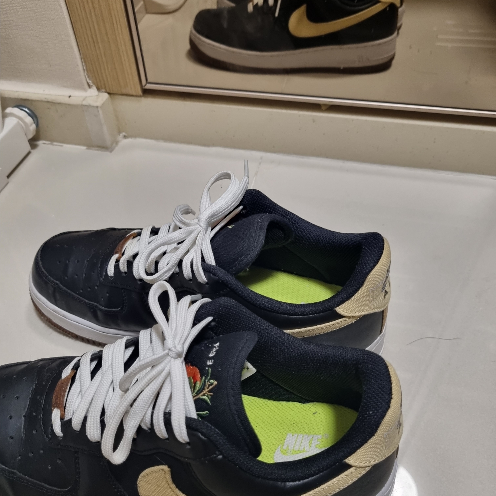Nike Air Force 1 '07 LV8 Pomegranate 착용 스타일