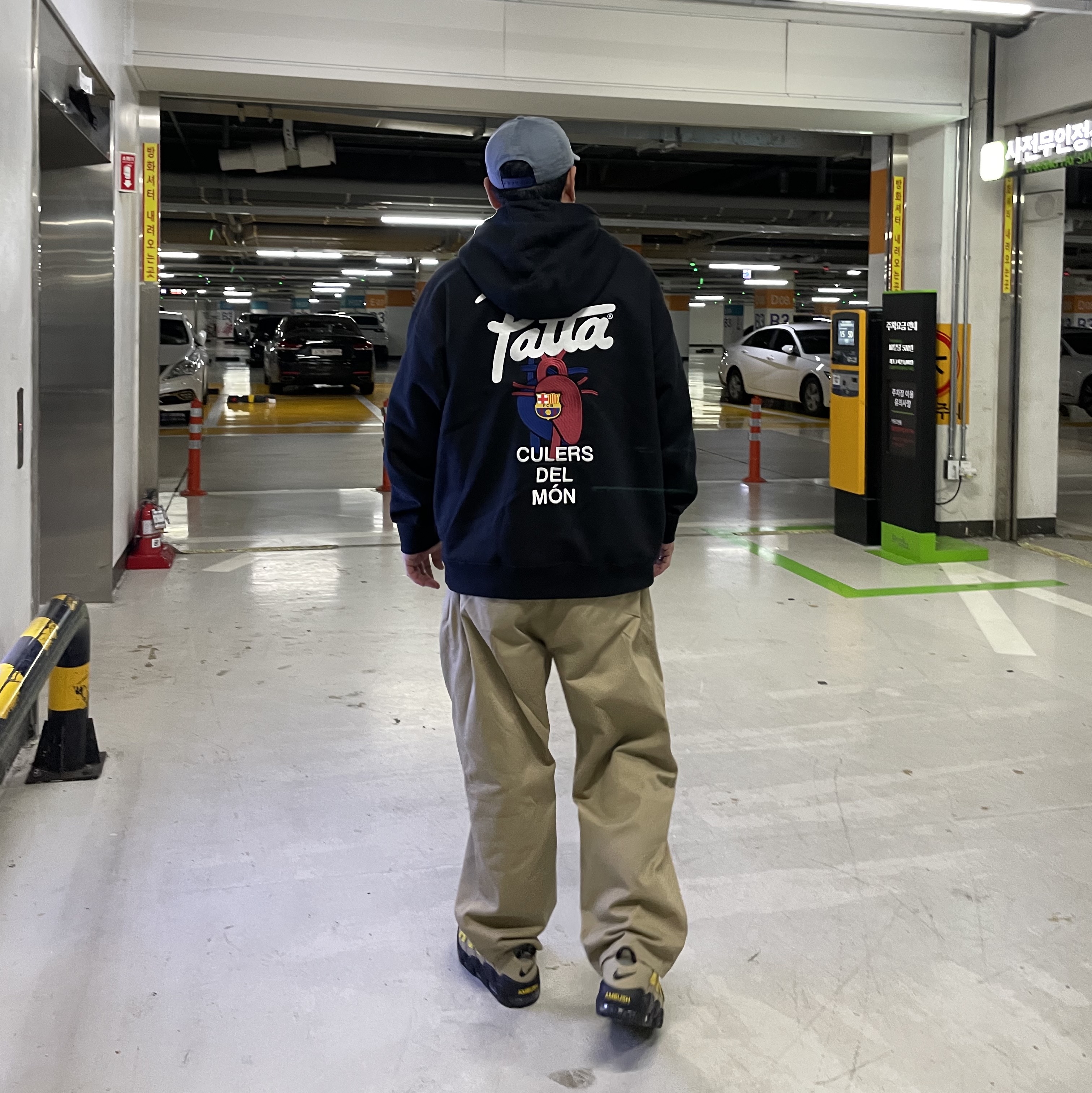 Nike x Ambush Air More Uptempo Low Vivid Sulfur and Limestone, Nike x Patta x FC Barcelona Solo Swoosh Hoodie Culers del Món (FD4147-010) 착용 스타일 - 3
