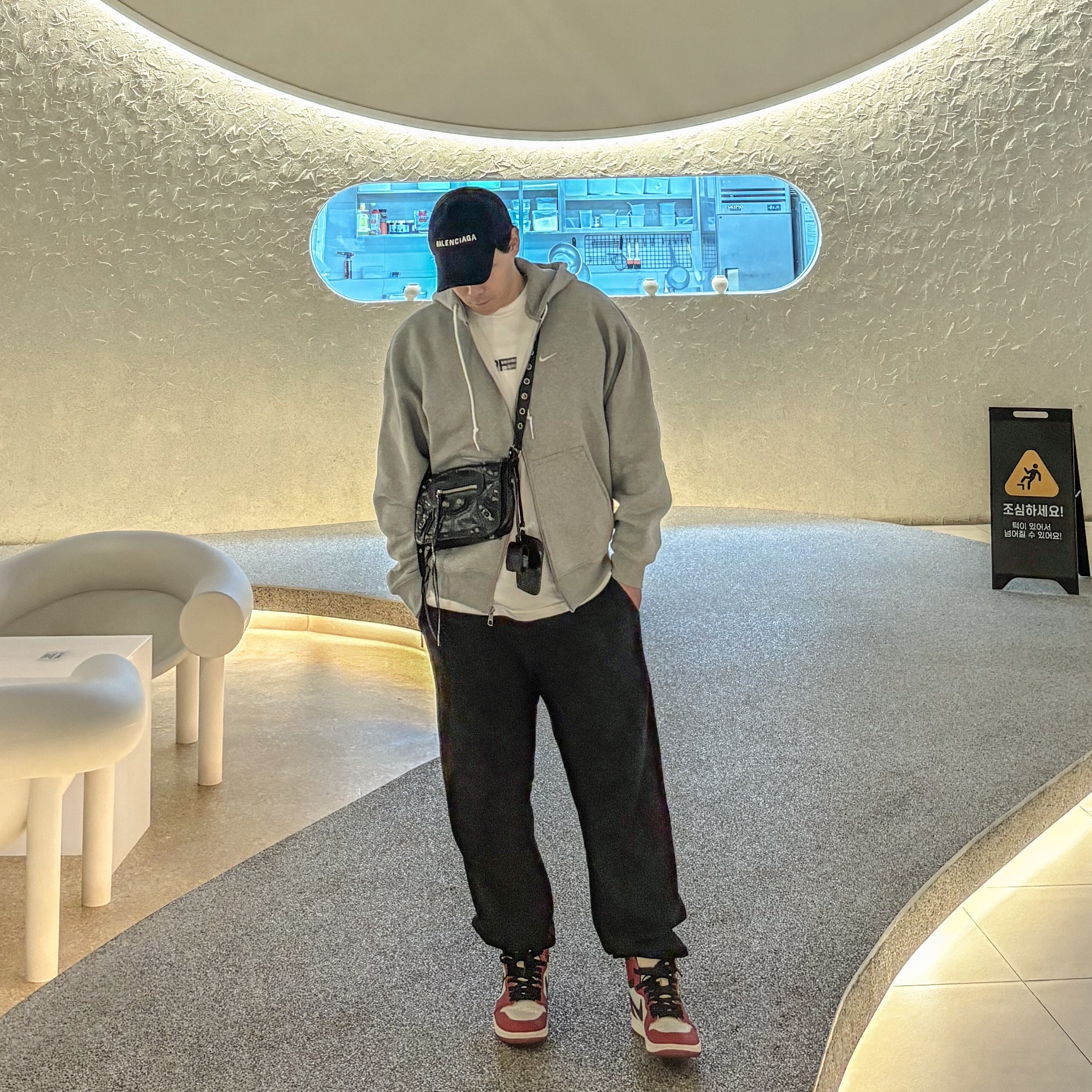 Balenciaga Logo Cap Black, Nike NRG Solo Swoosh Full Zip Hoodie Dark Grey Heather - Asia 착용 스타일