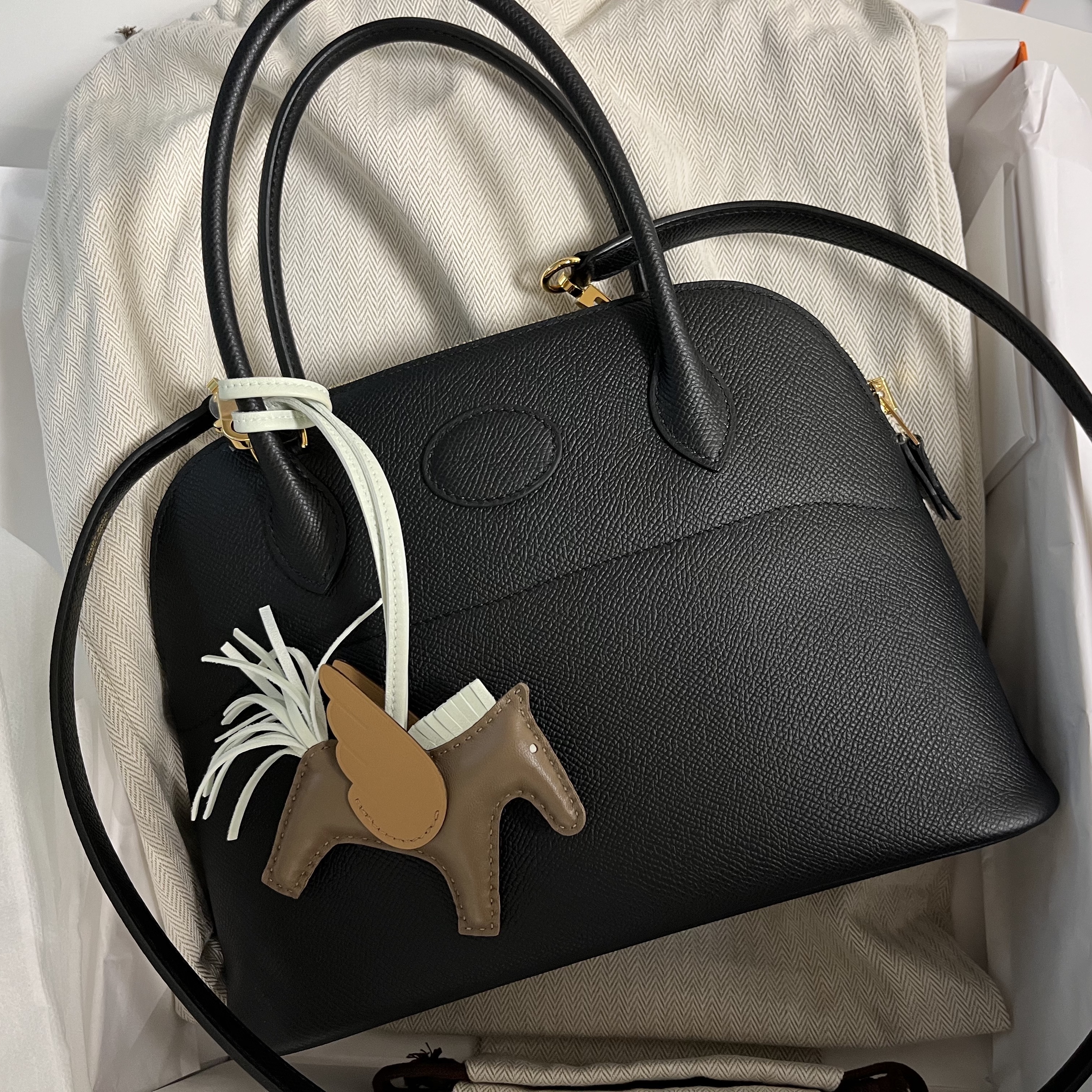 Hermes Rodeo Pegase PM Charm Milo Swift & Etoupe Vert Fizz Biscuit, Hermes Bolide 27 Bag Epsom & Gold Noir 착용 스타일