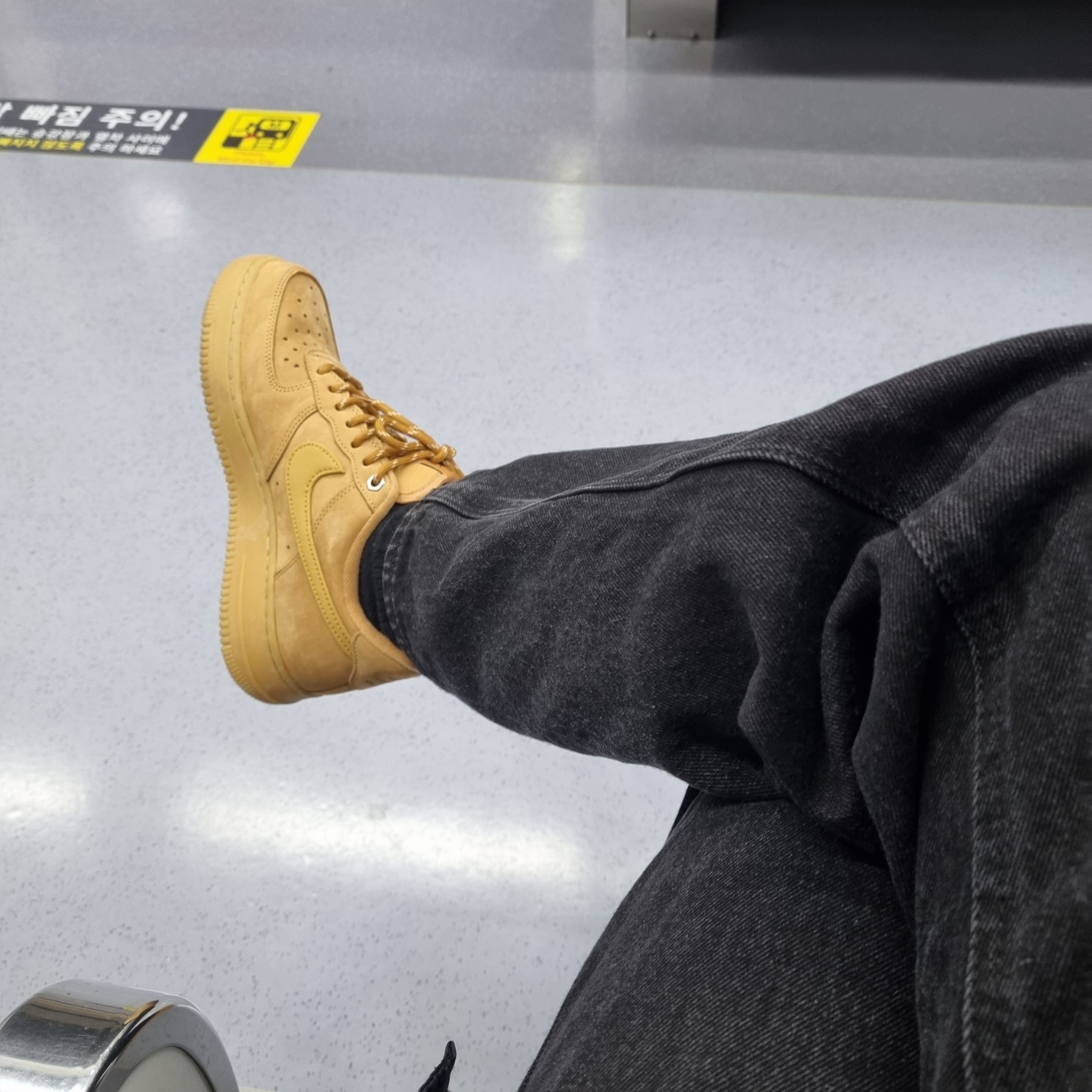 Nike Air Force 1 '07 WB Flax 착용 스타일