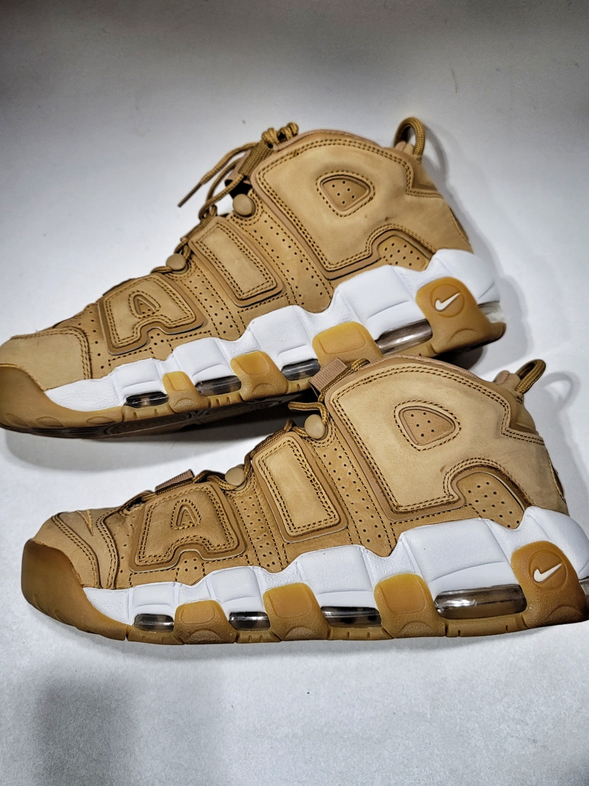 Nike Air More Uptempo Flax 착용 스타일 - 2
