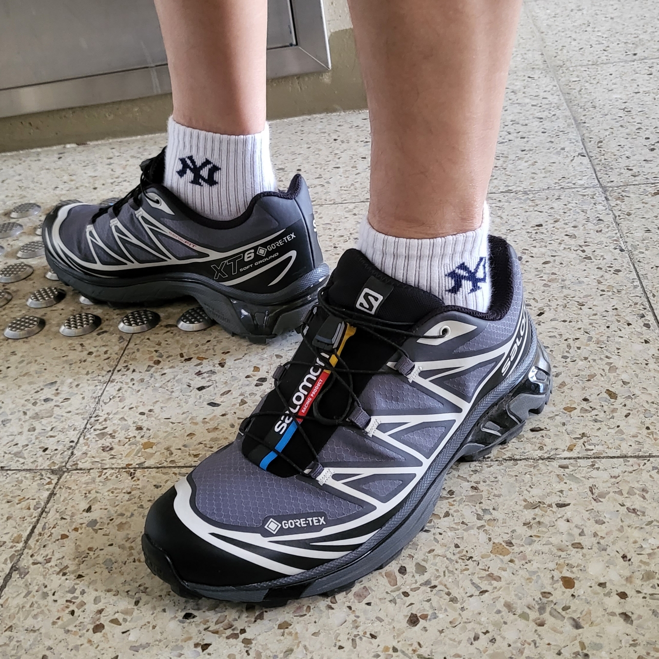 Salomon XT-6 Gore-Tex Black Ebony 착용 스타일 - 2