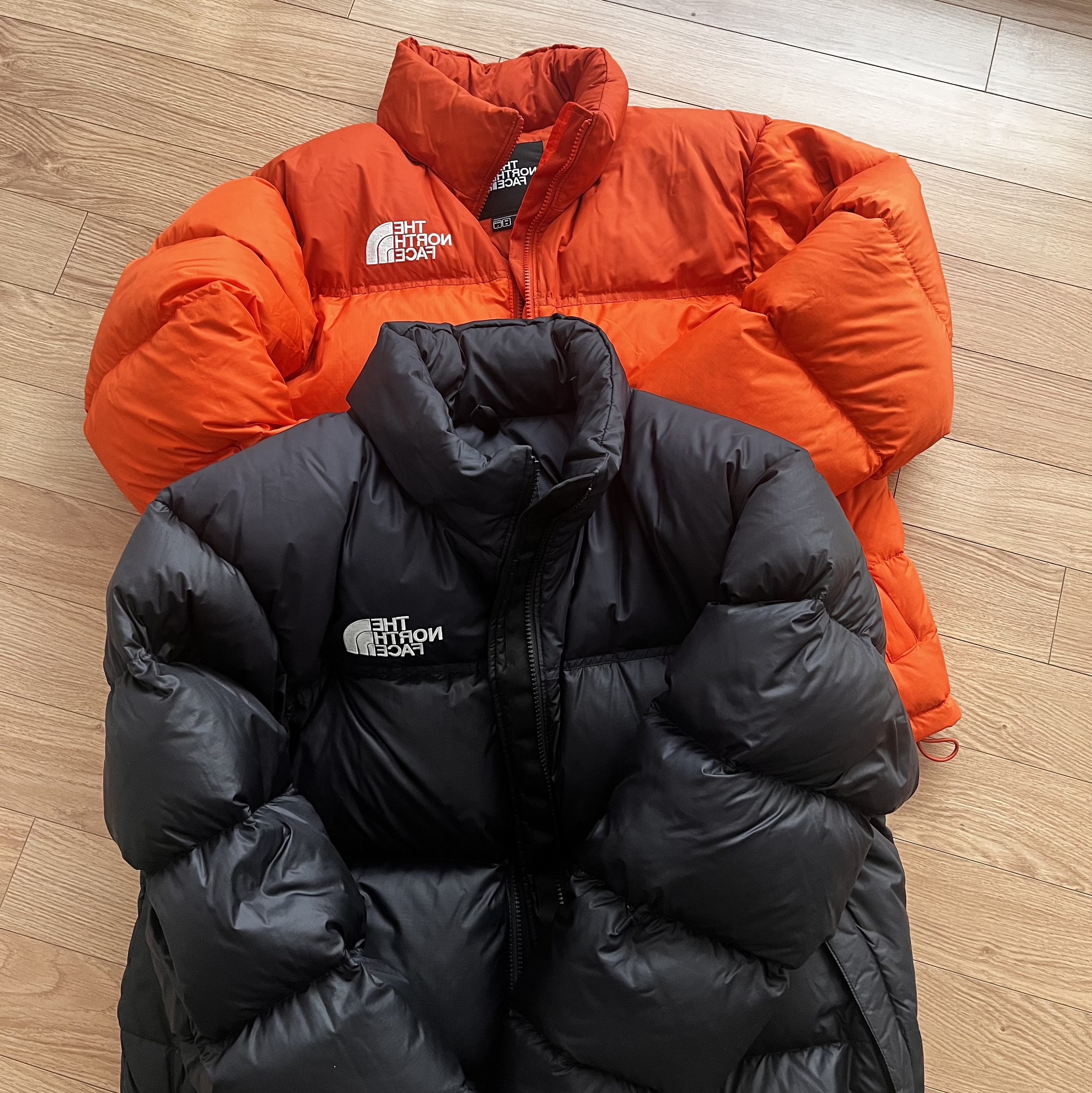 The North Face 1996 Retro Nuptse Jacket Red Orange Burnt Ochre 착용 스타일