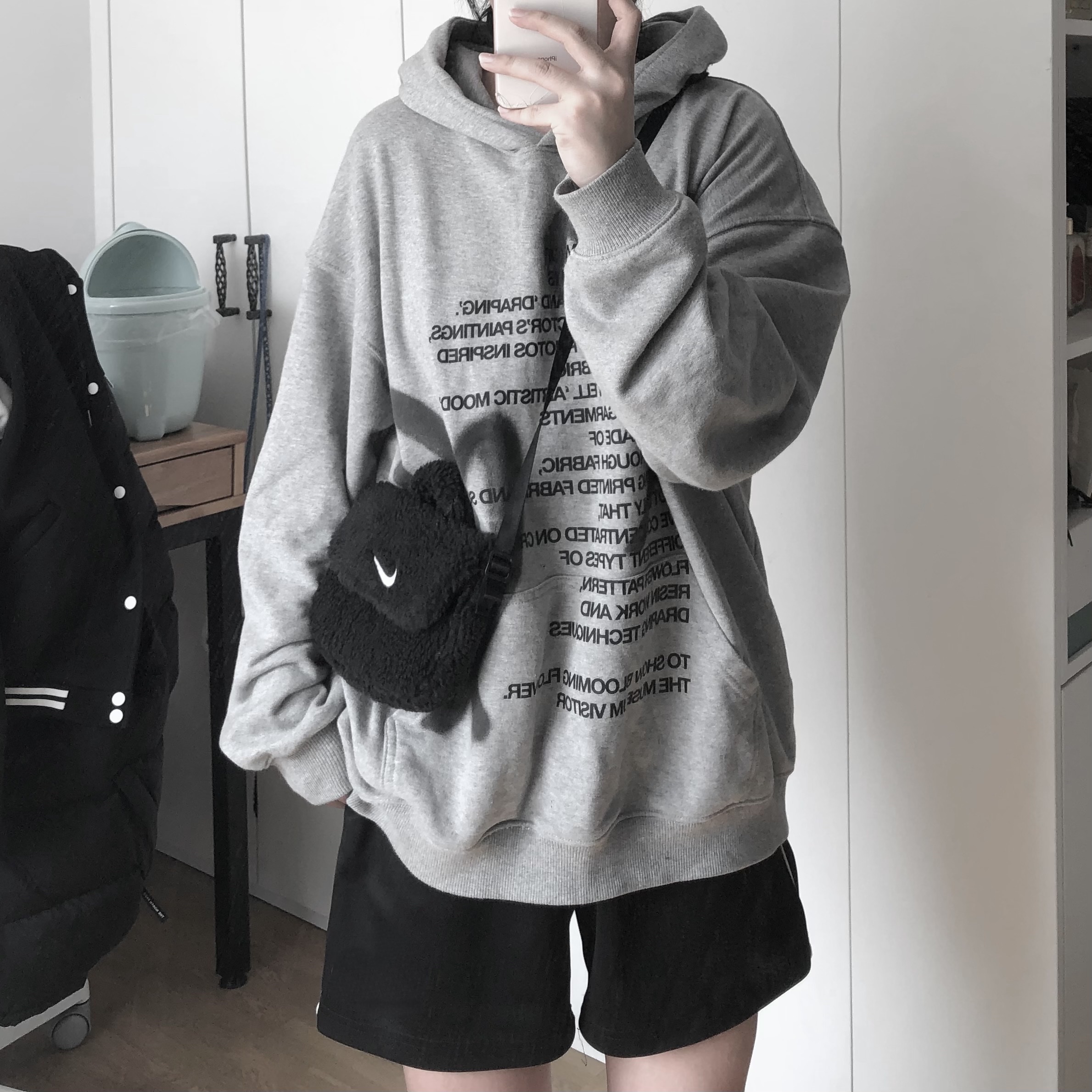 (Kids) Nike NSW Faux Fur Crossbody Bag Black 착용 스타일 - 1