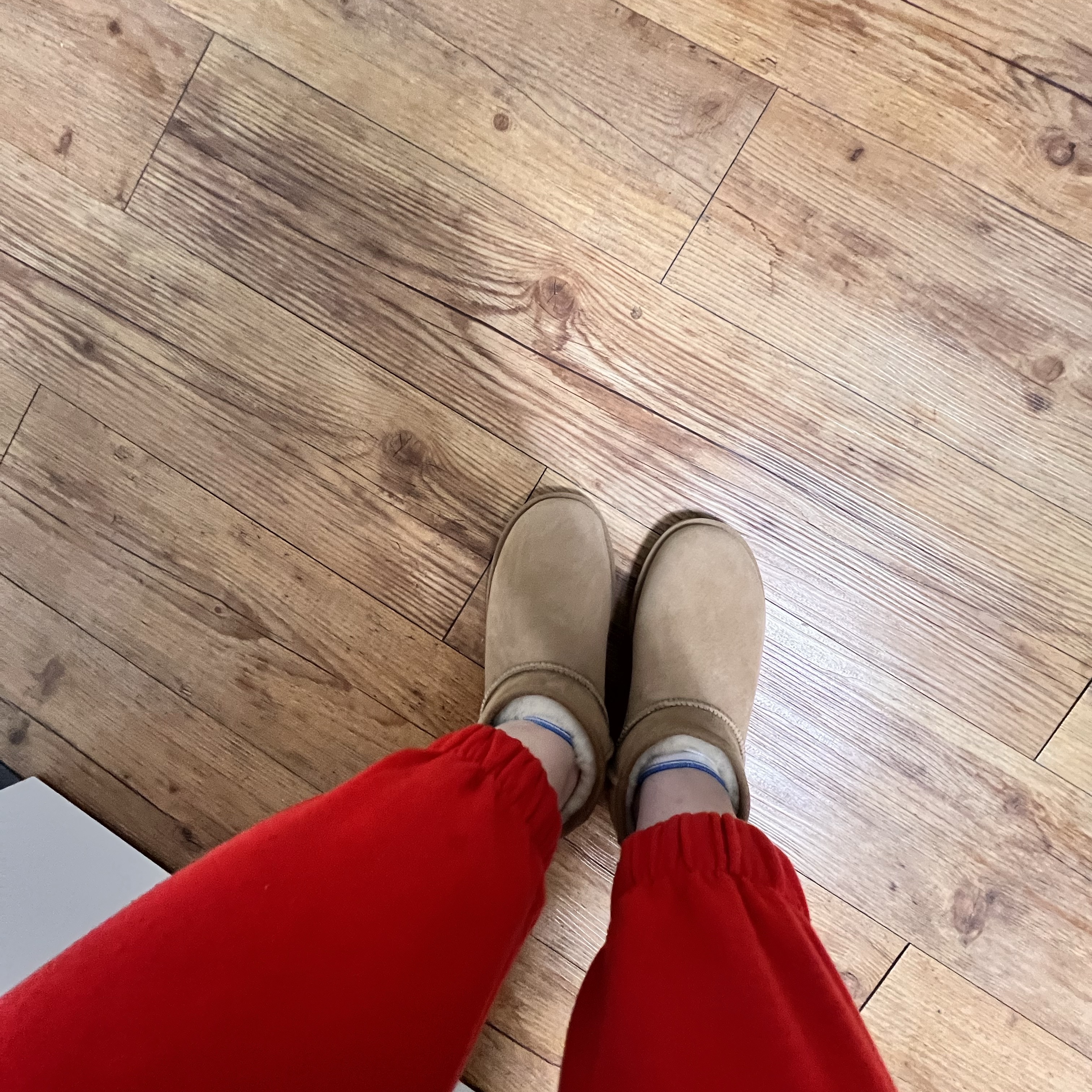 (W) UGG Classic Ultra Mini Boots Chestnut 착용 스타일 - 1