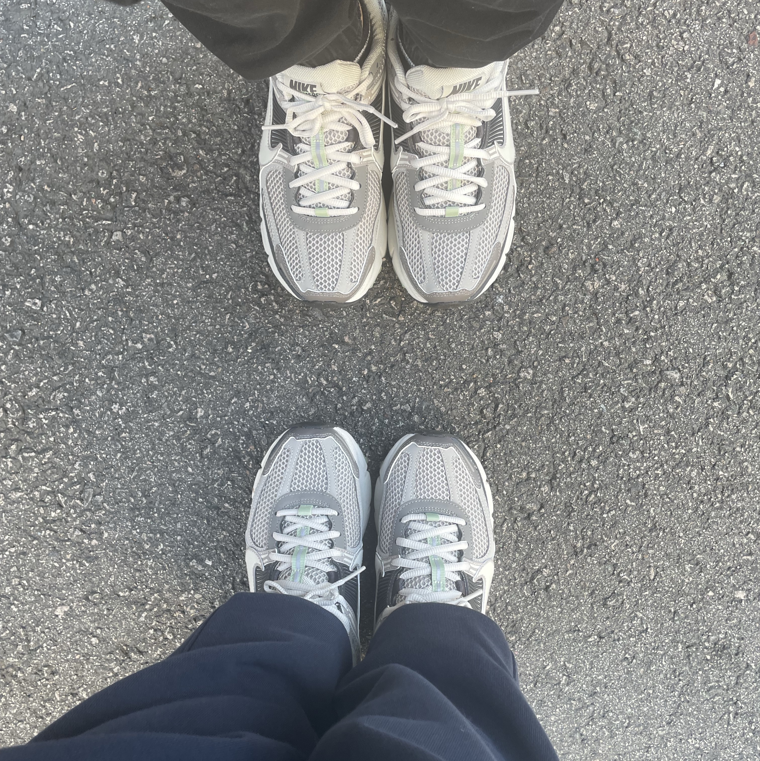 (W) Nike Zoom Vomero 5 Cobblestone and Flat Pewter 착용 스타일