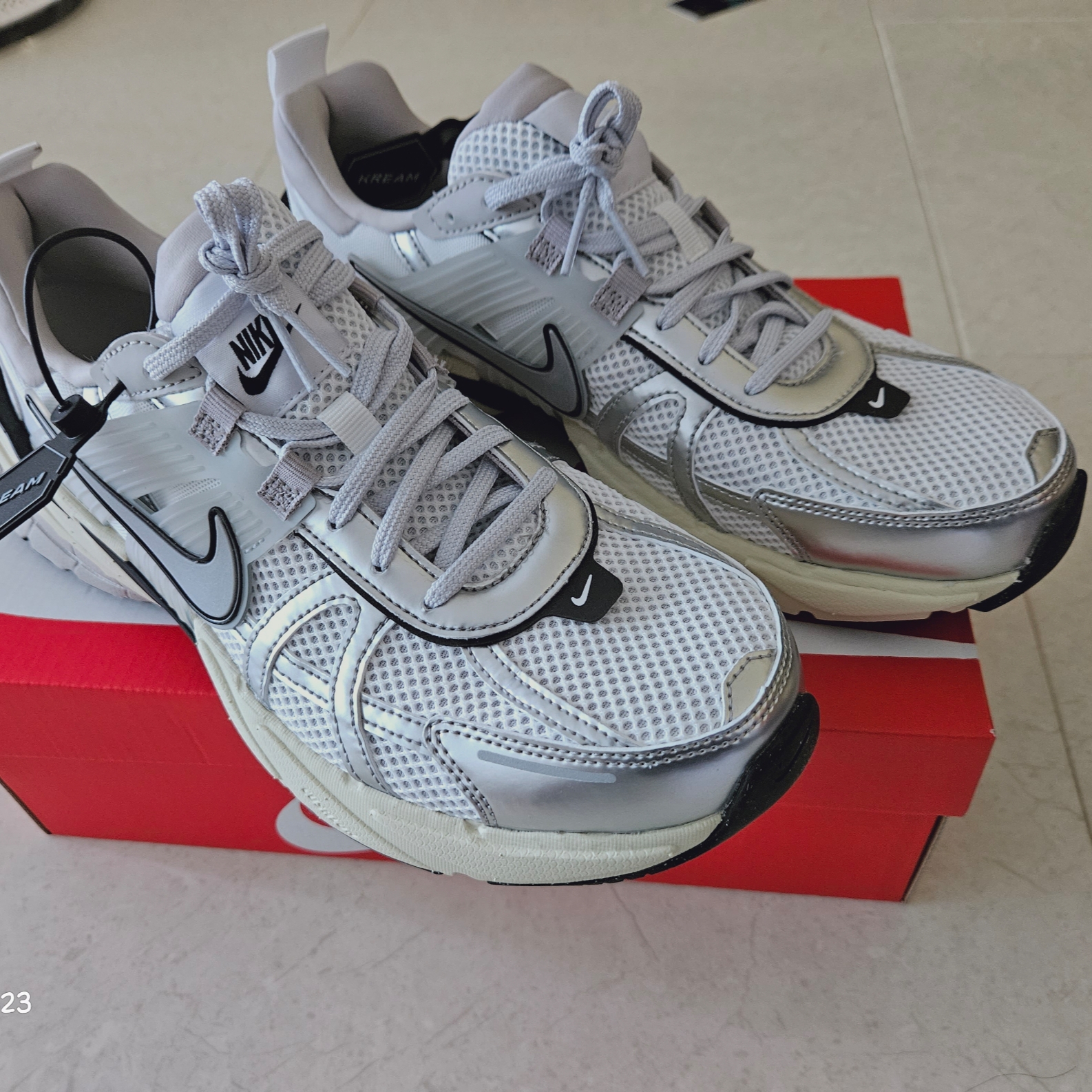 Nike V2K Run Summit White Metallic Silver 착용 스타일 - 1