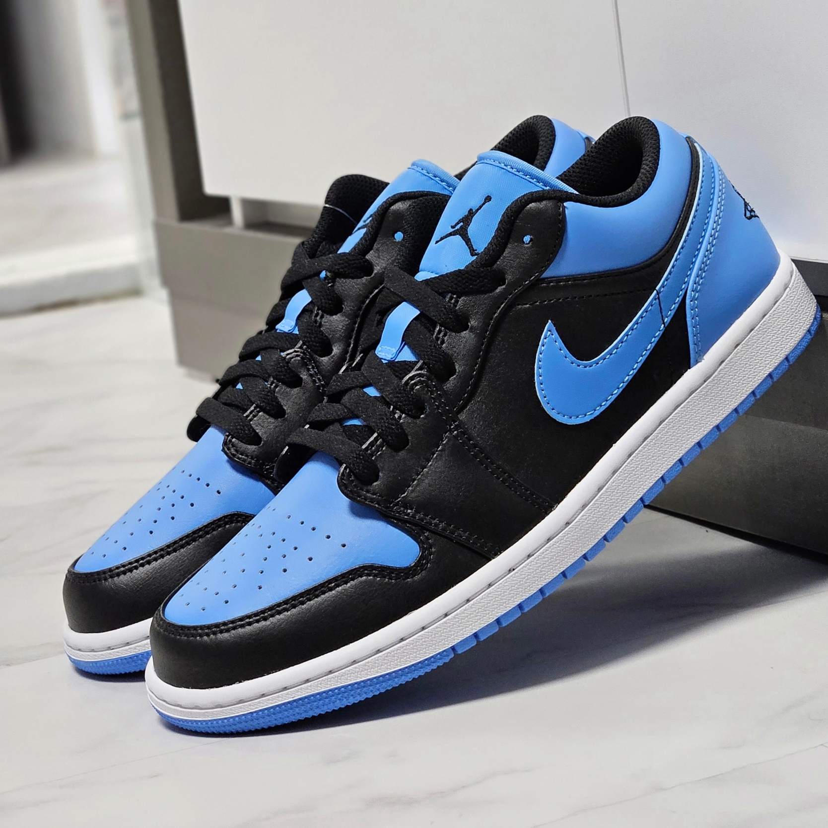 Jordan 1 Low Black University Blue 착용 스타일 - 4