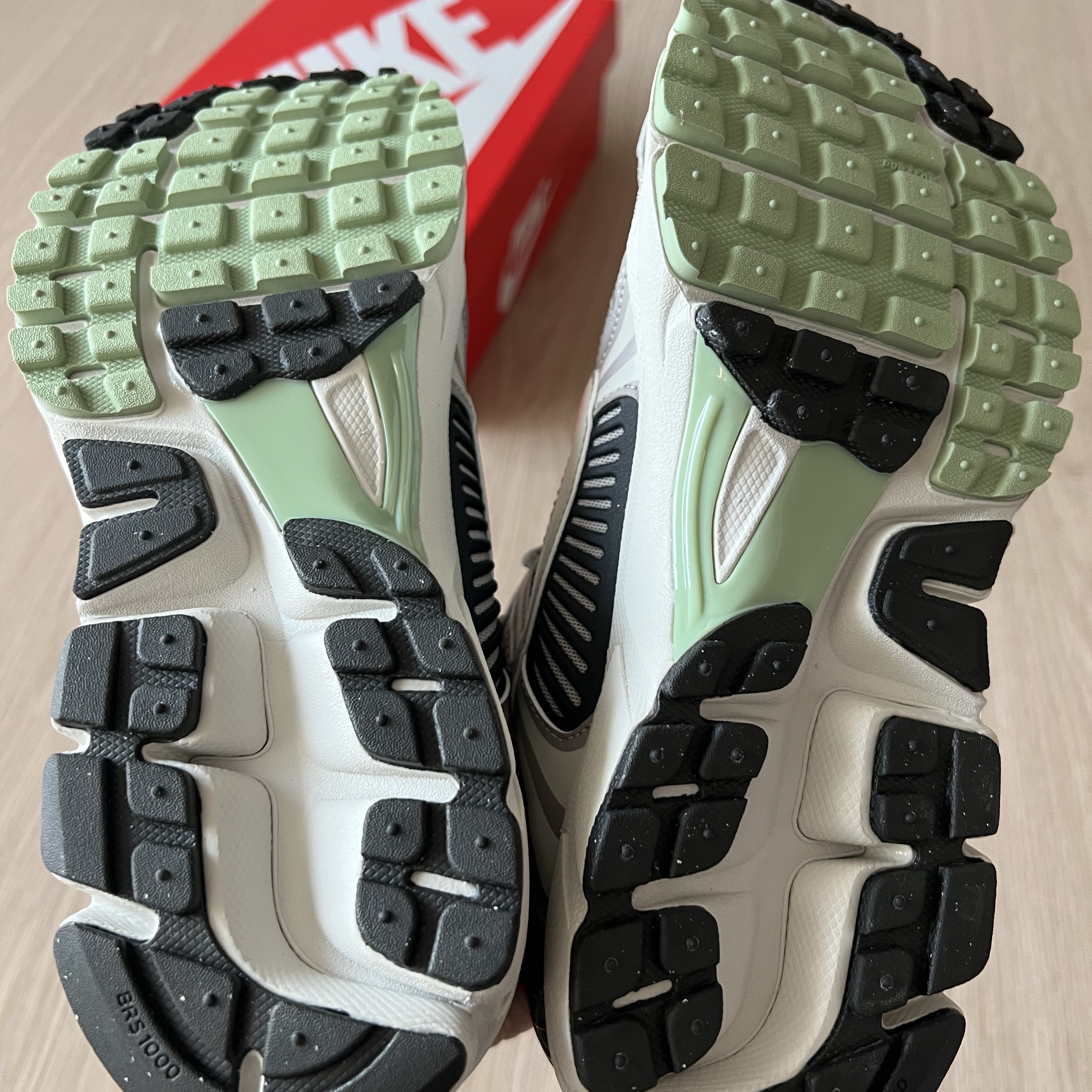 (W) Nike Zoom Vomero 5 Cobblestone and Flat Pewter 착용 스타일 - 2