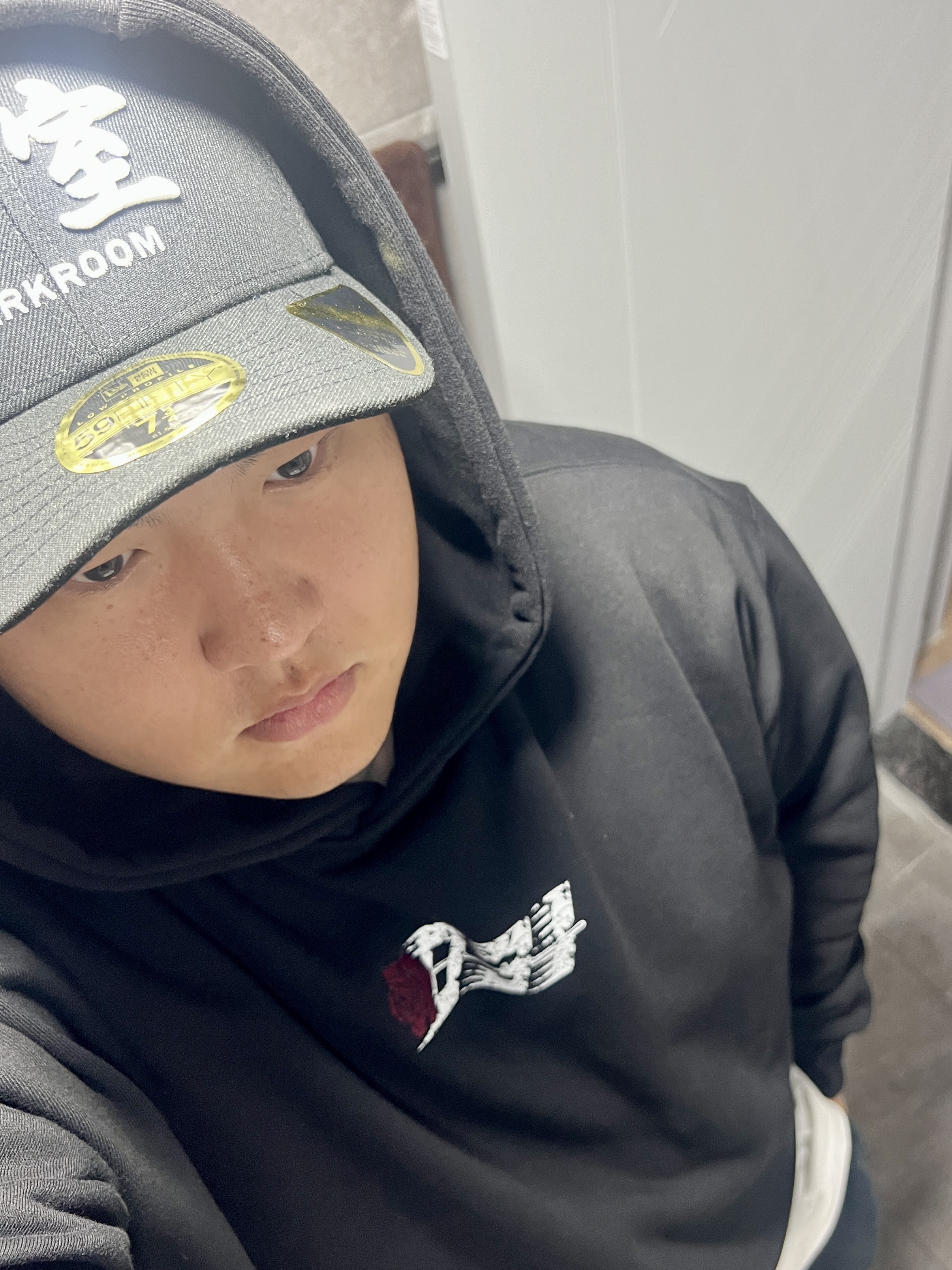 Darkr8m Studio x New Era Fitted Cap Black 착용 스타일