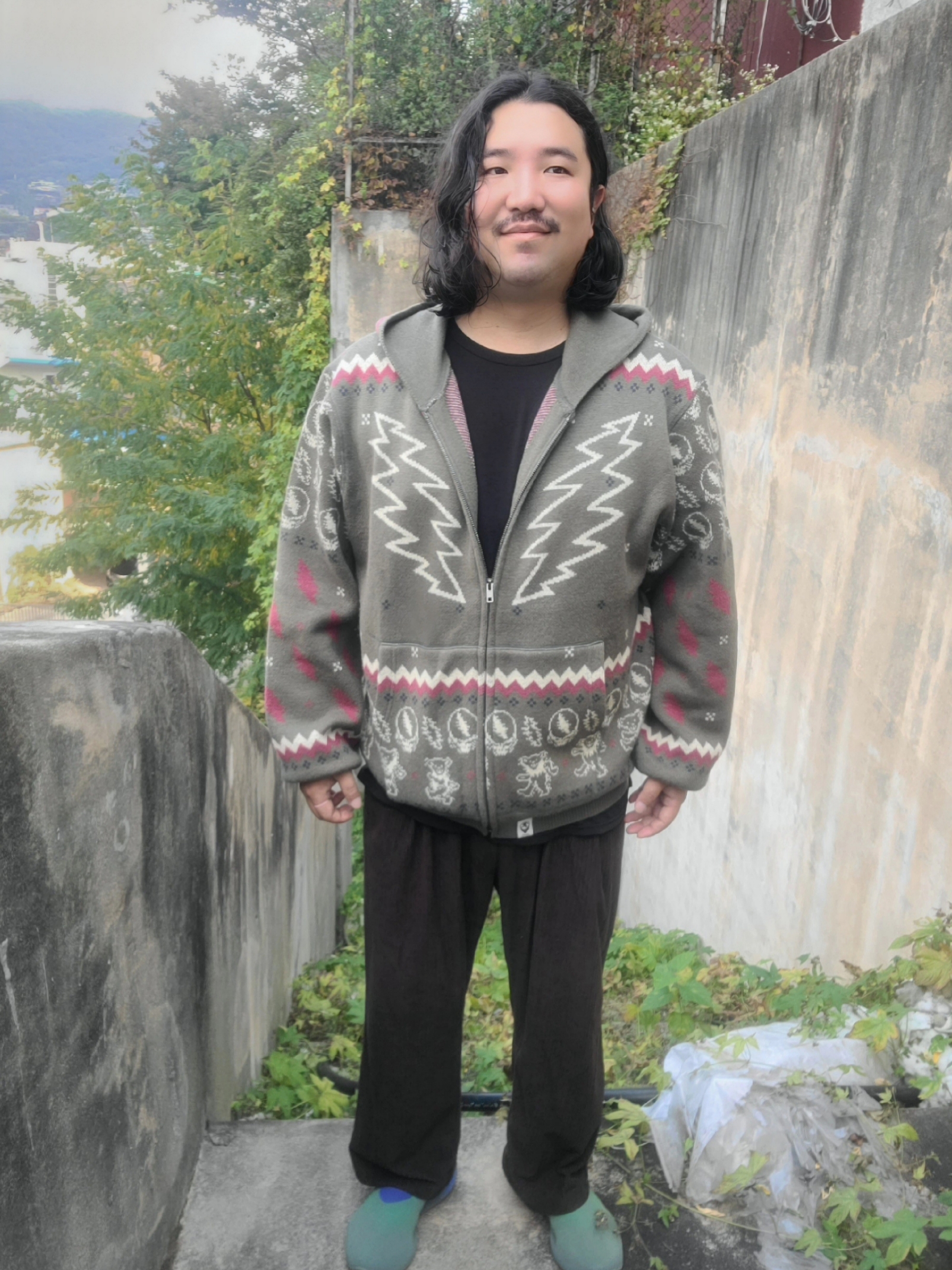 Thisisneverthat x Grateful Dead Dancing Bears Beanie Black, Thisisneverthat x Grateful Dead Iconography Knit Zip Hoodie Mud 착용 스타일 - 4