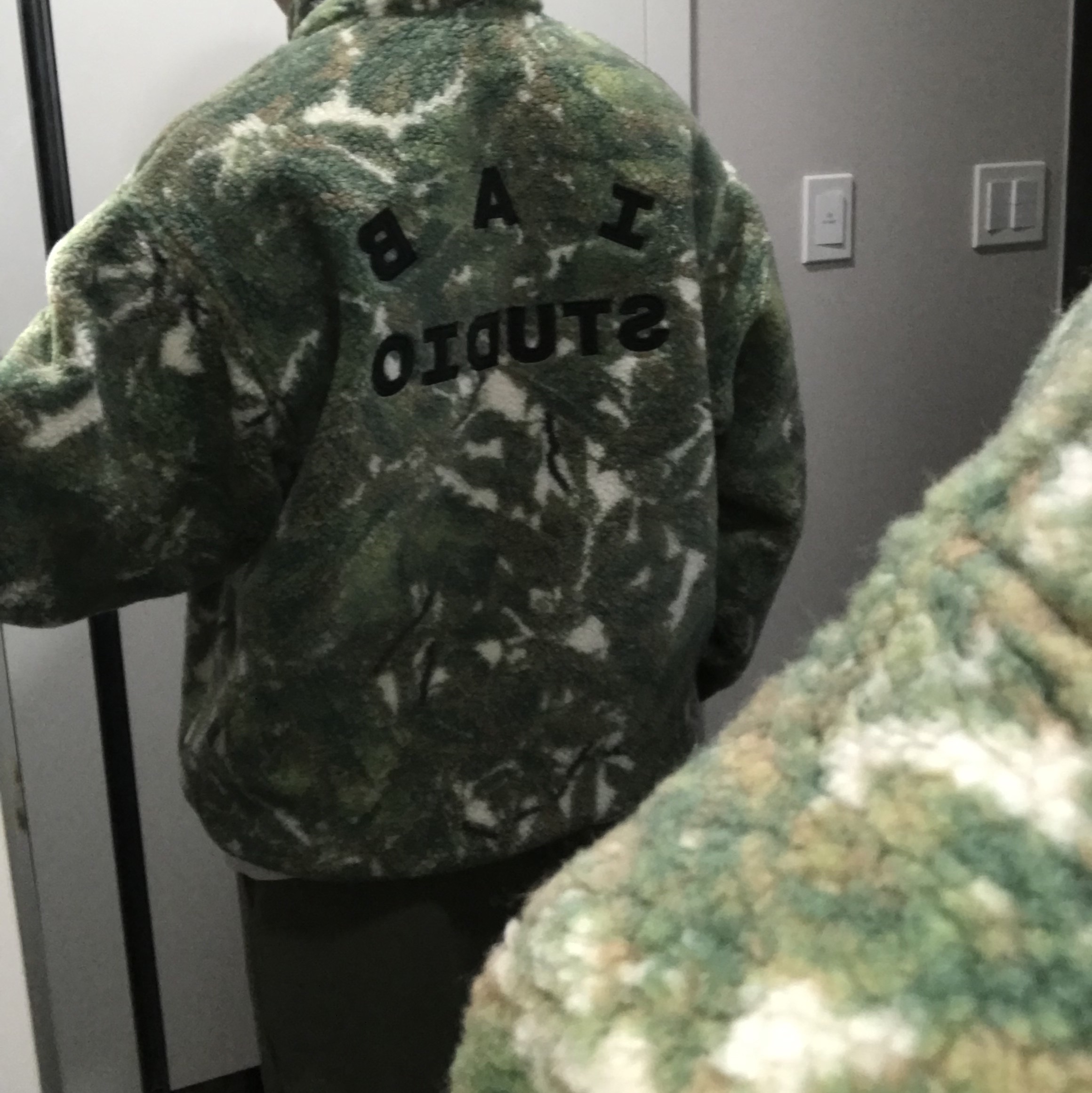IAB Studio x Helinox Jacquard Half Zip-Up Bukhansan 착용 스타일