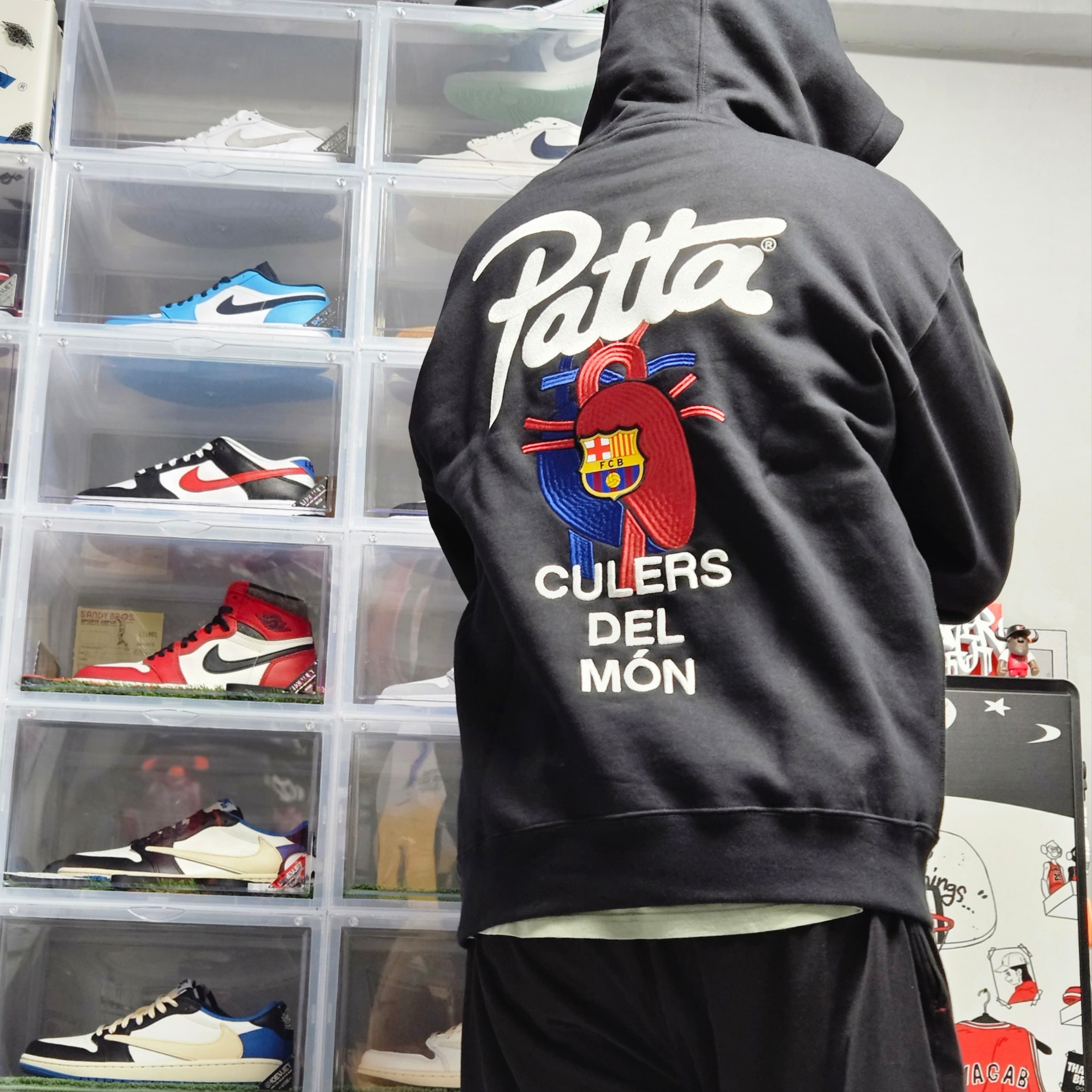 Nike x Patta x FC Barcelona Solo Swoosh Hoodie Culers del Món (FD4147-010) 착용 스타일 - 1