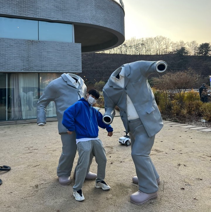 Yeezy Gap Hoodie Blue, Adidas Yeezy 700 V3 Azael 2022/2023 착용 스타일 - 2