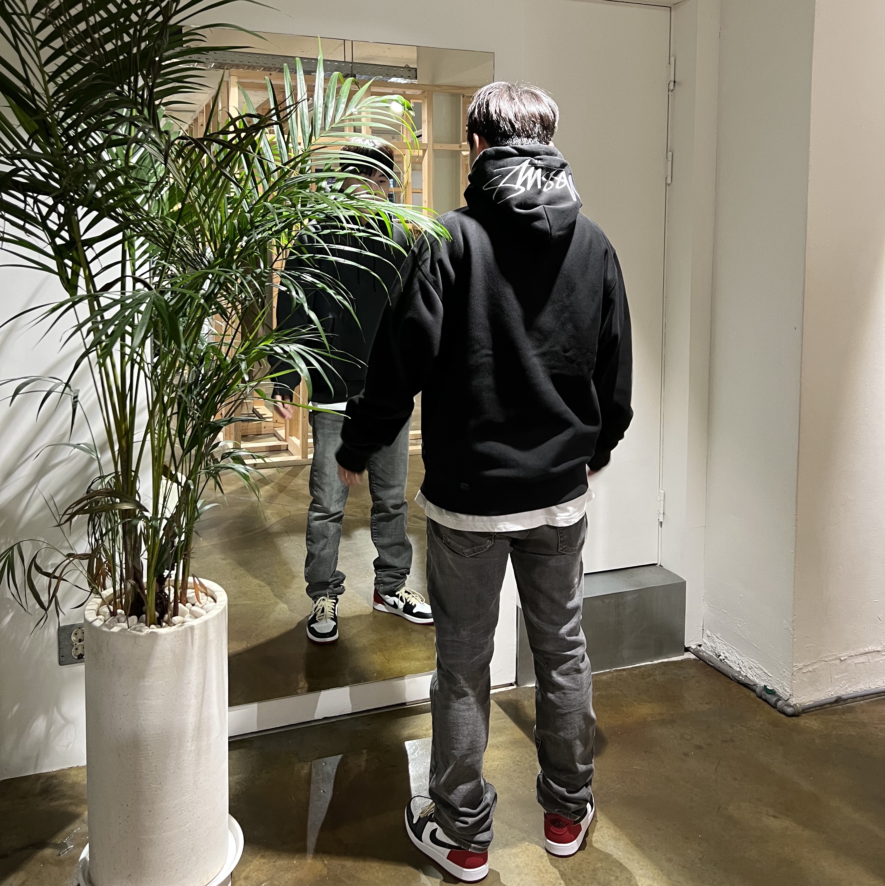 Stussy Back Applique Hoodie Black, Undermycar Legion.03 Slim Fit Blue Stitch Washed Jeans Washed Gray 착용 스타일
