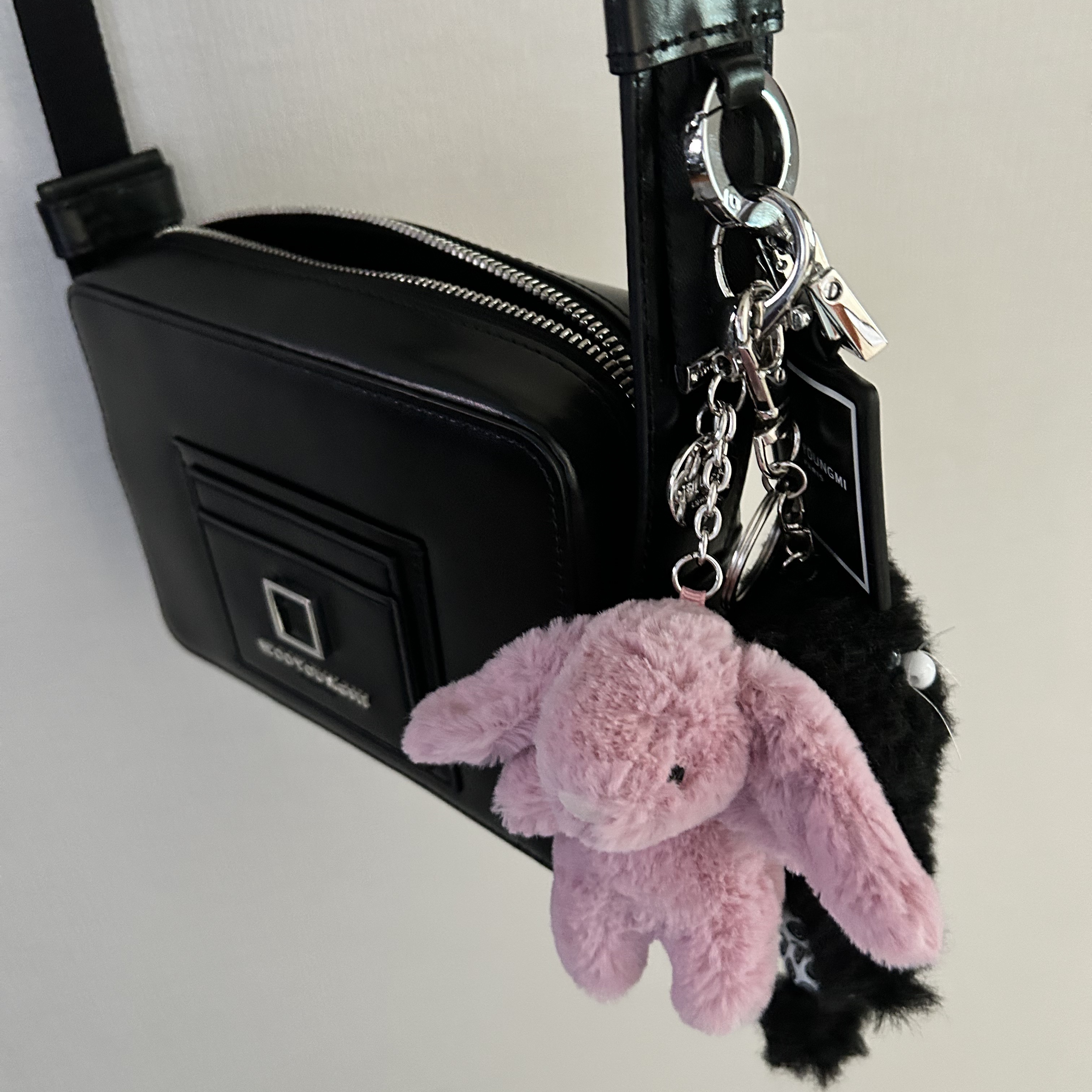 Monamhee x 10 Corso Como Bianco Keyring Black, Jellycat Bashful Bunny Bag Charm Tulip 착용 스타일 - 2