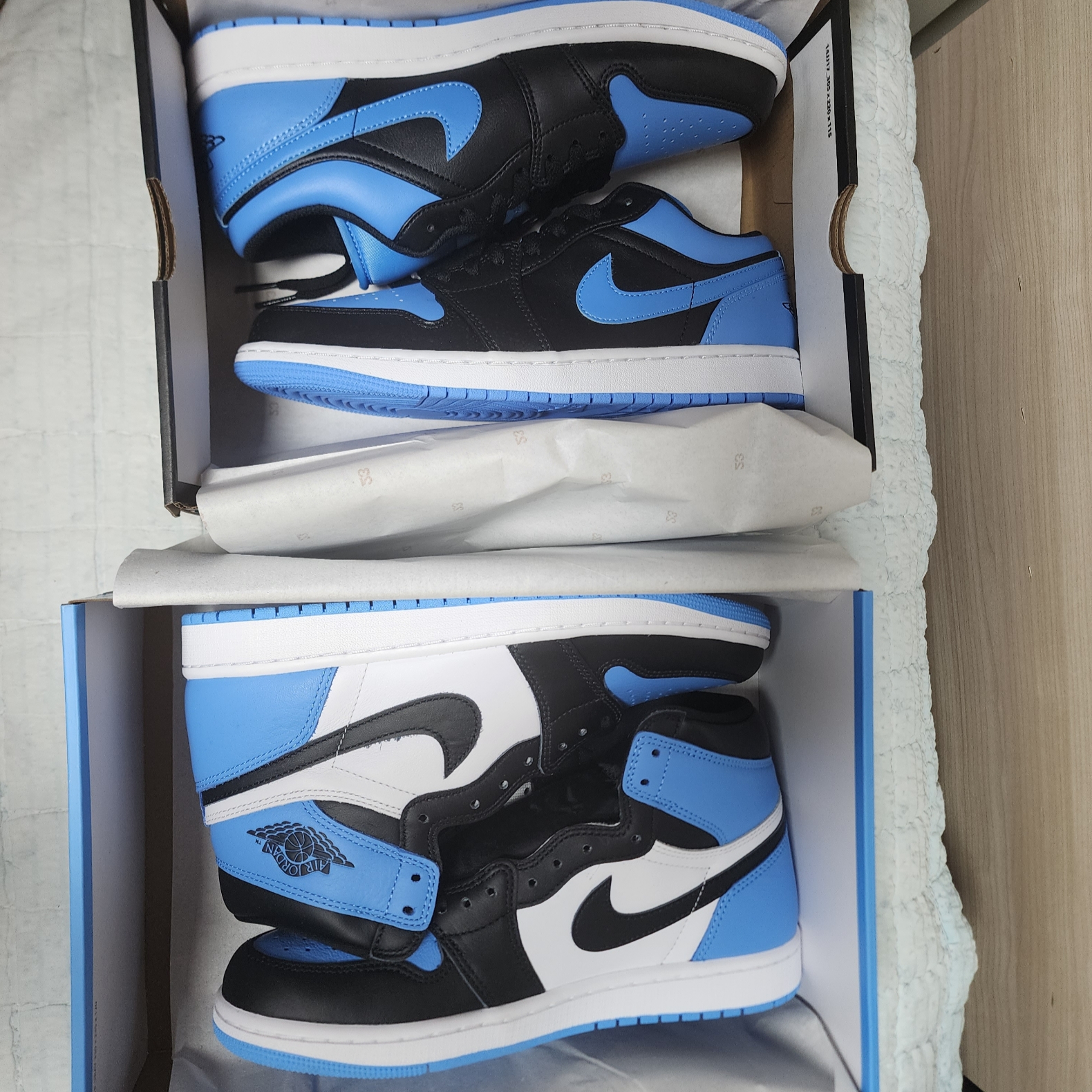 Jordan 1 Retro High OG University Blue, Jordan 1 Low Black University Blue 착용 스타일 - 1
