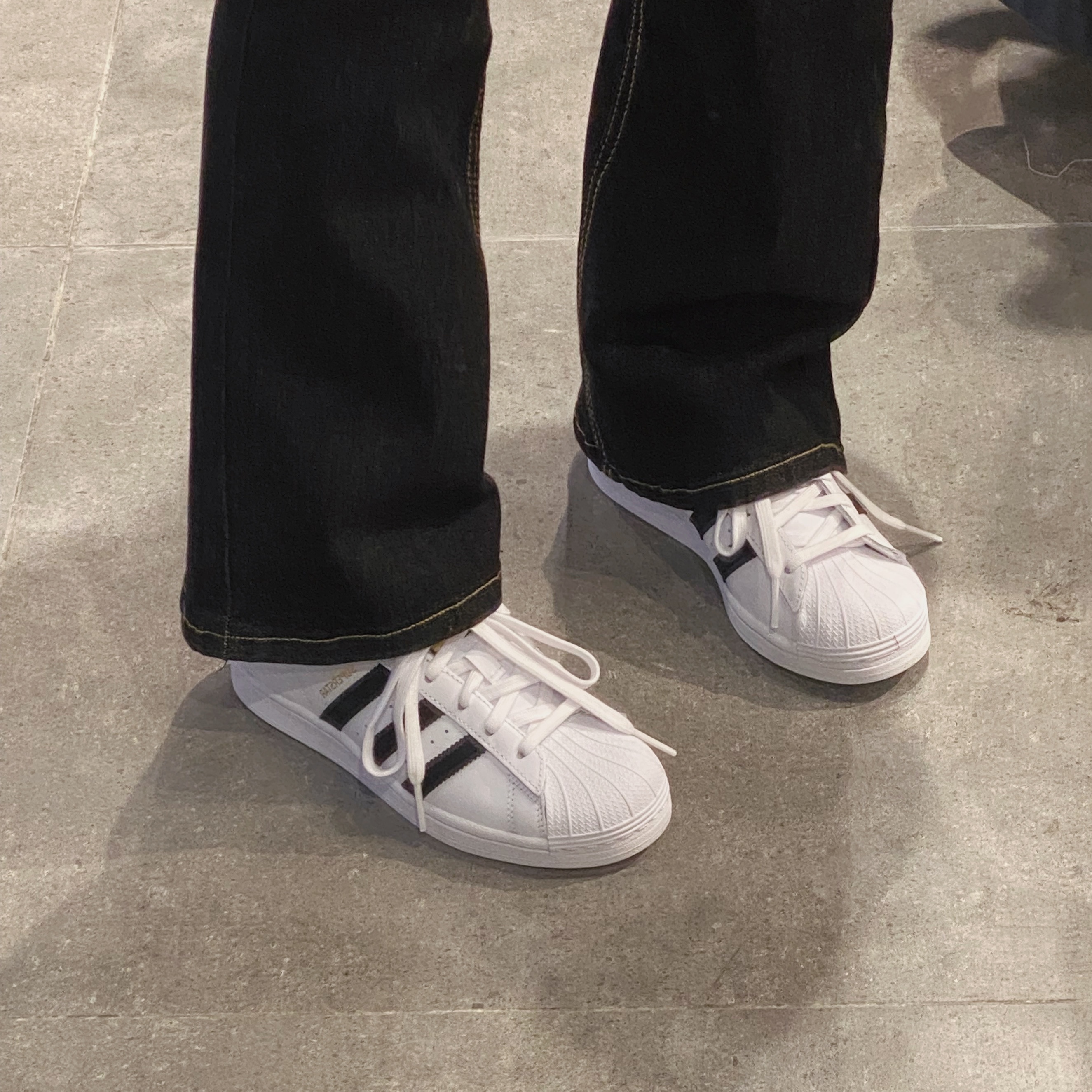 Adidas Superstar White Black 착용 스타일