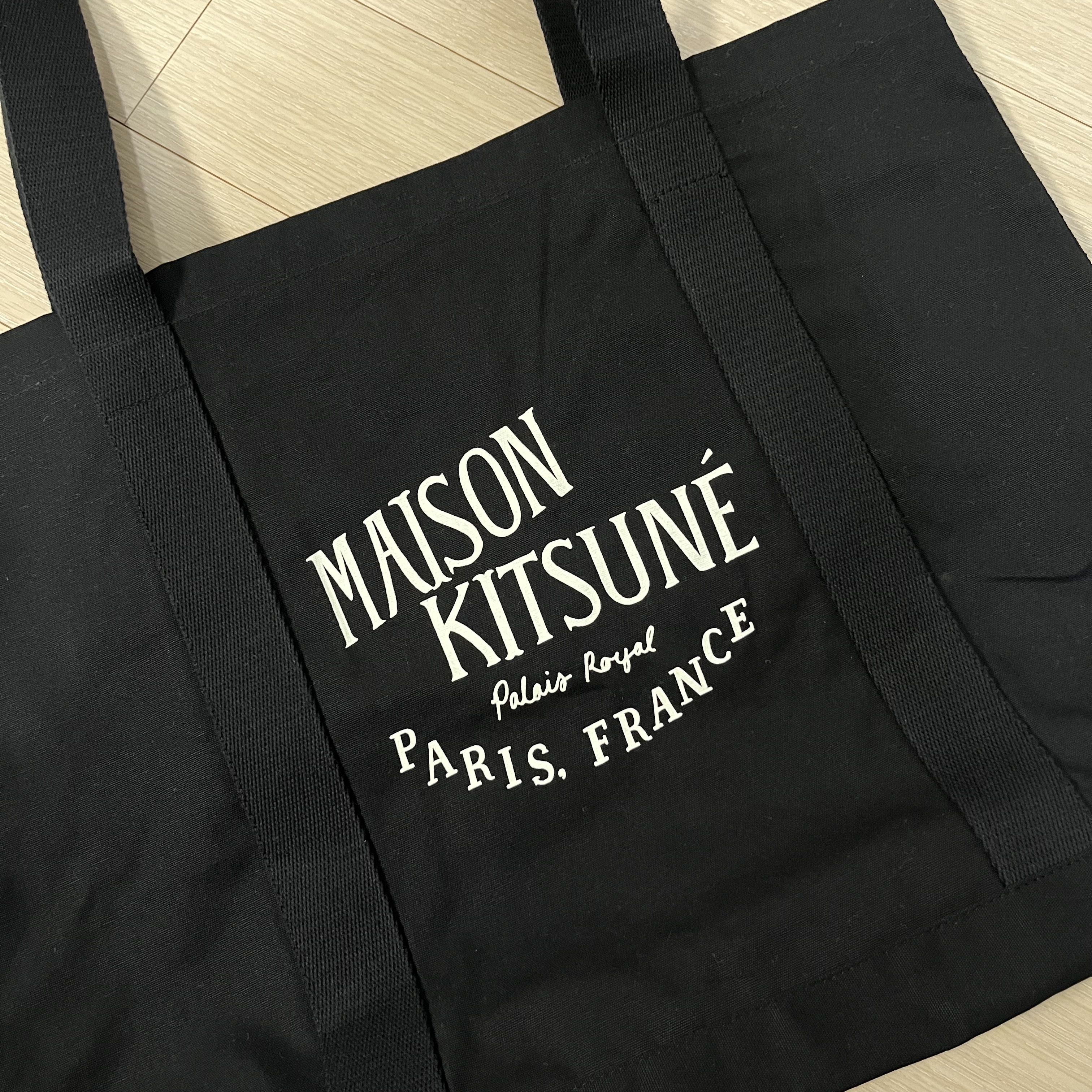 Maison Kitsune Palais Royal Shopping Bag Black 착용 스타일