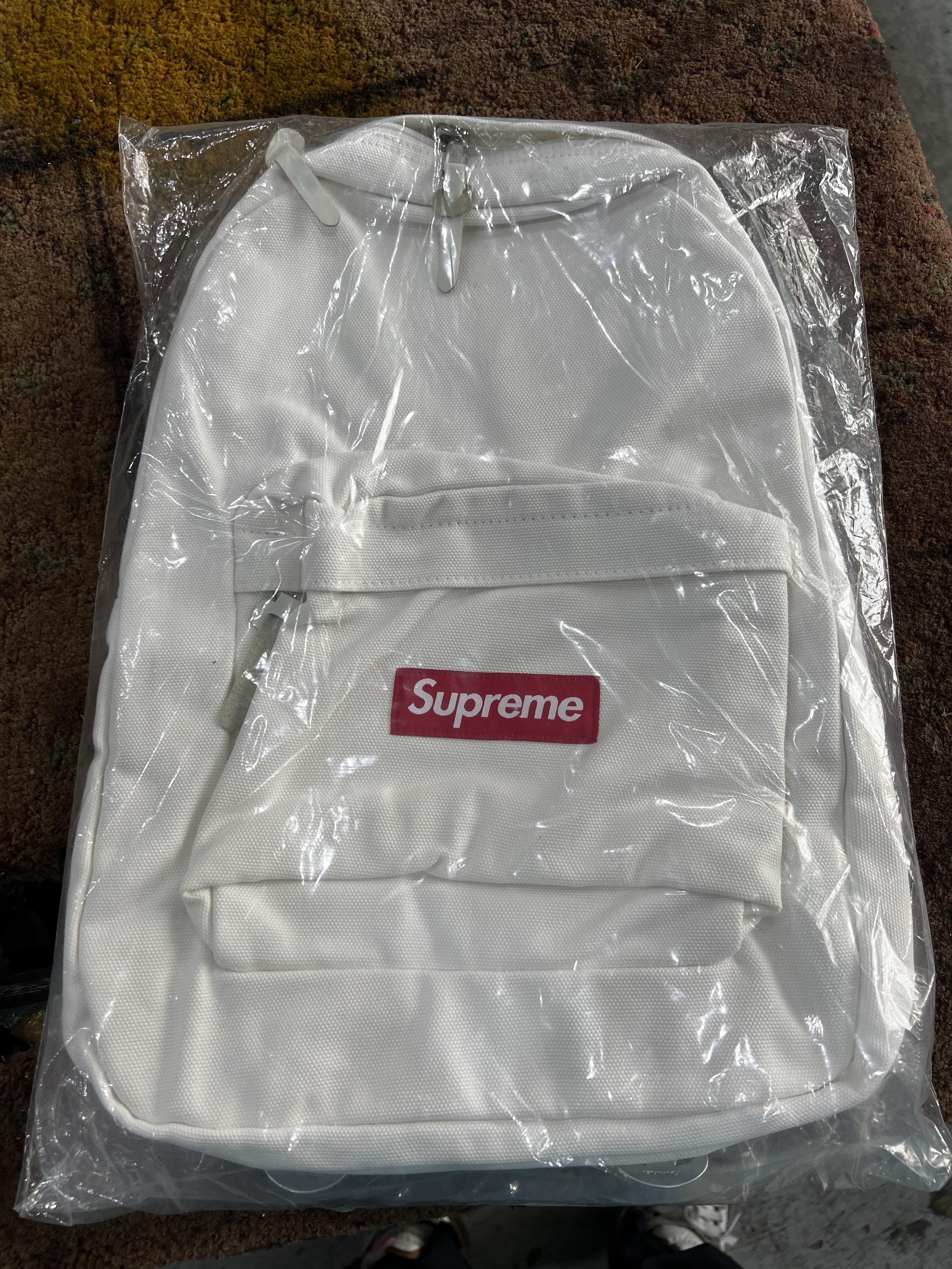 Supreme Canvas Backpack White 착용 스타일