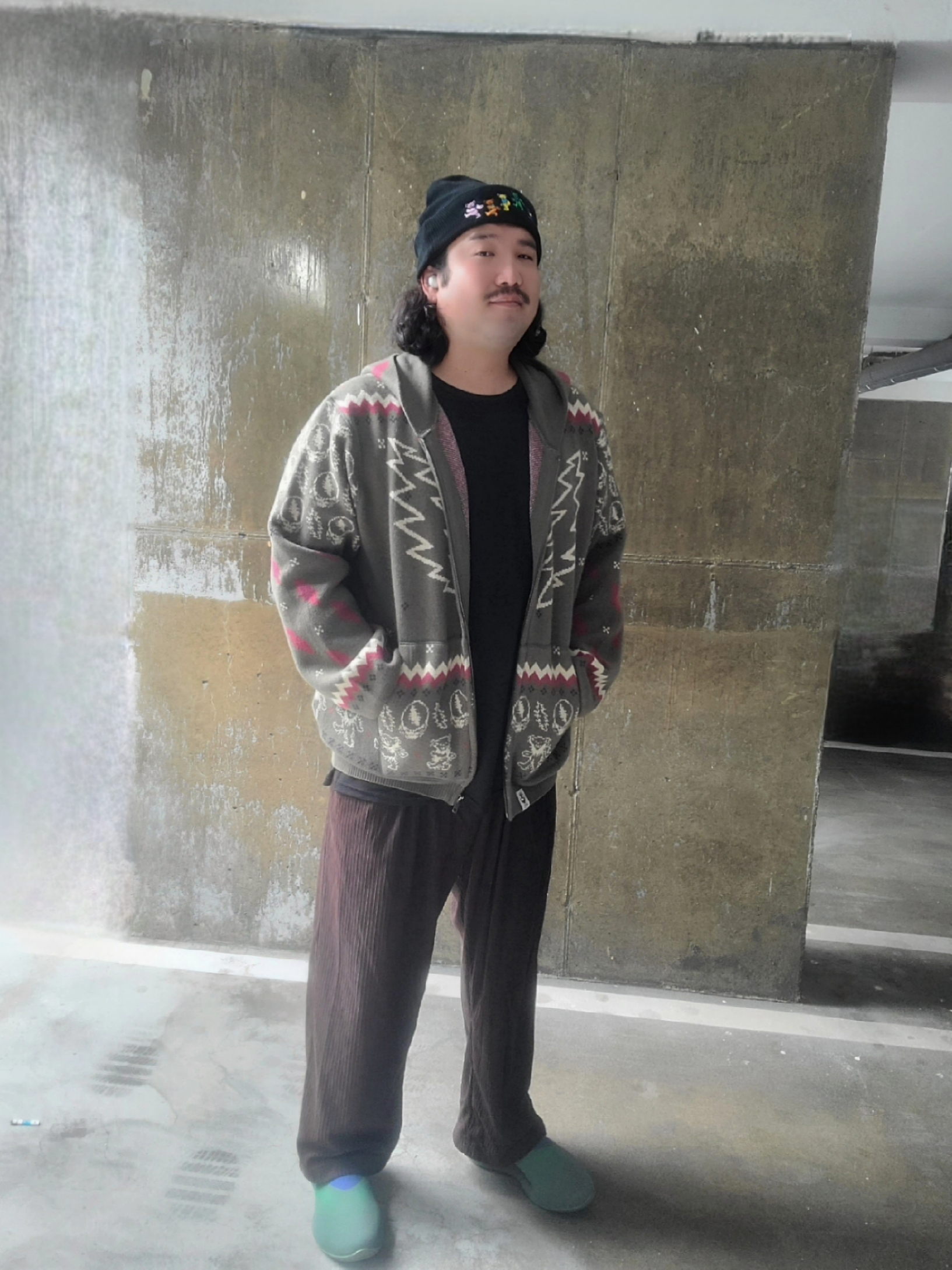 Thisisneverthat x Grateful Dead Dancing Bears Beanie Black, Thisisneverthat x Grateful Dead Iconography Knit Zip Hoodie Mud 착용 스타일 - 1