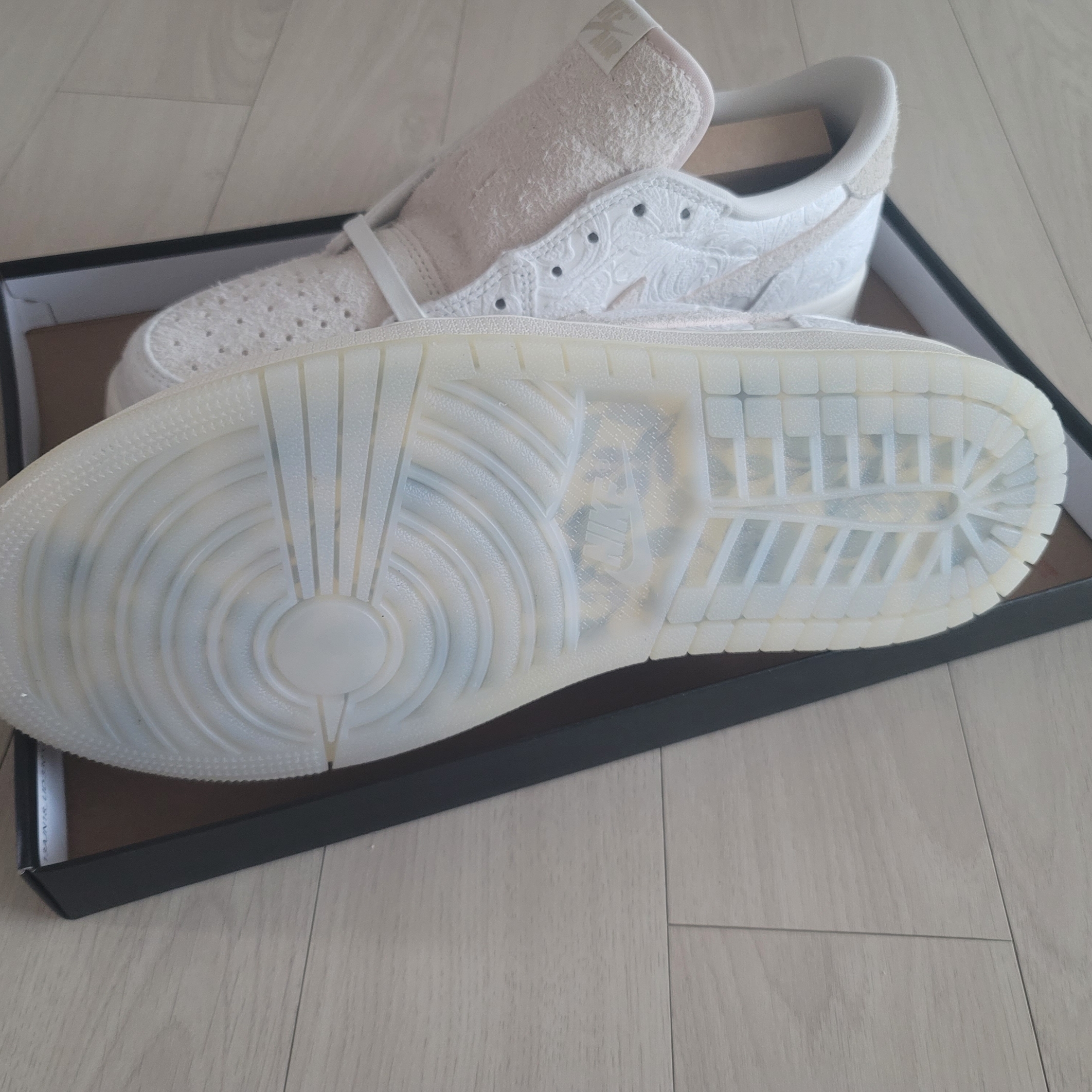 Jordan 1 x Chris Paul Retro Low OG Light Cream and Sail 착용 스타일 - 4