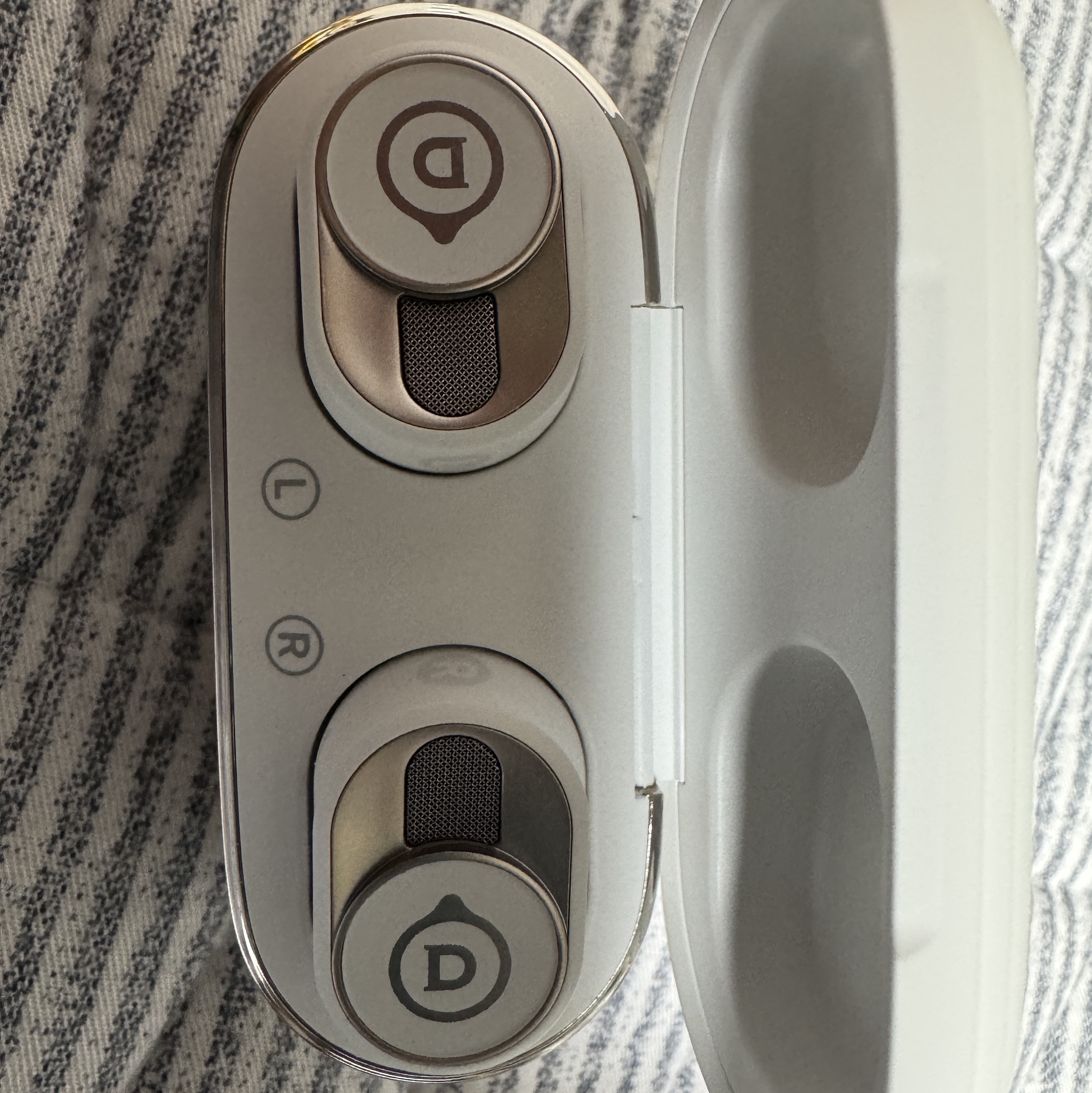 Devialet Gemini2 True Wireless Earbuds White 착용 스타일