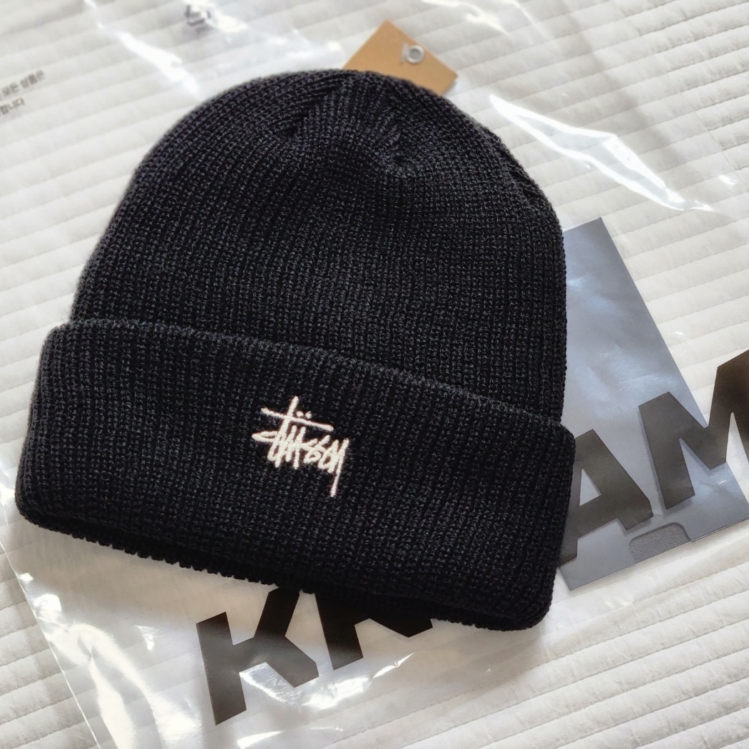 Stussy Basic Cuff Beanie Black 착용 스타일
