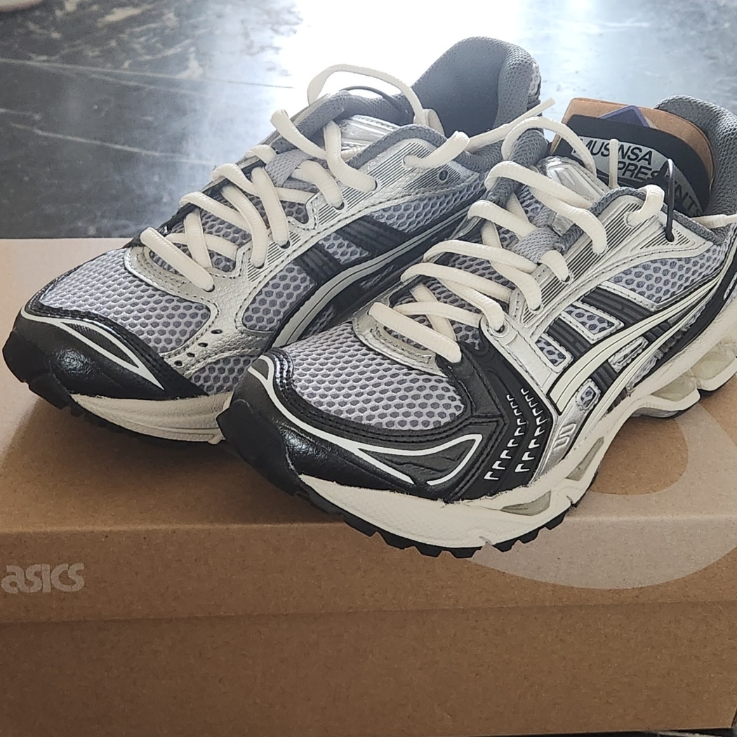 Asics Gel-Kayano 14 Black Glacier Grey 착용 스타일 - 2