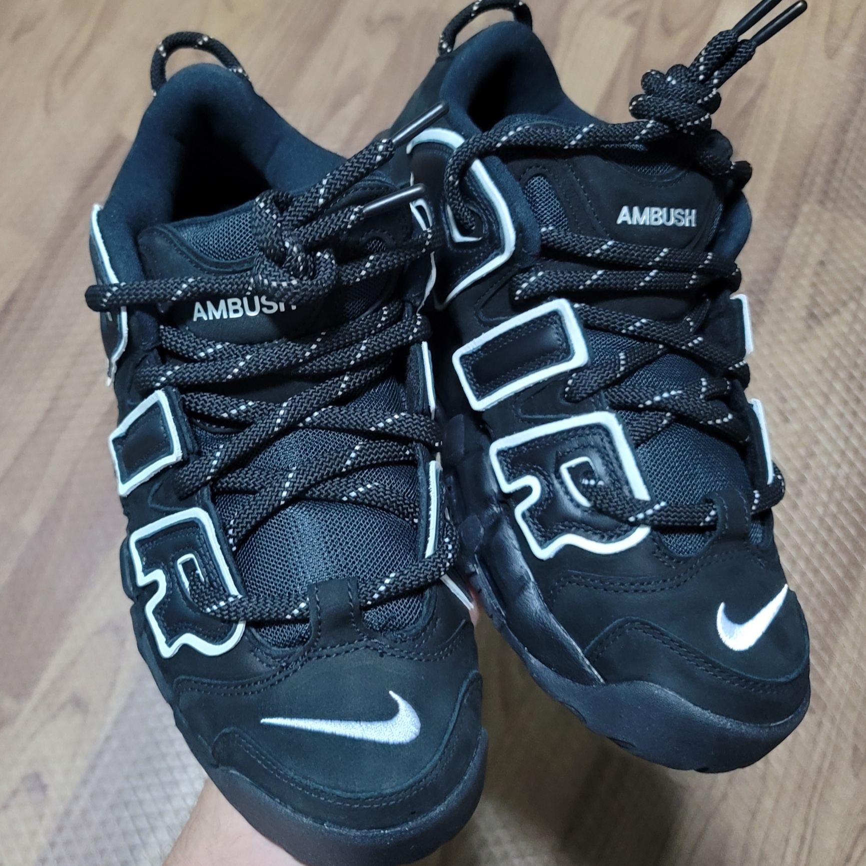 Nike x Ambush Air More Uptempo Low Black and White 착용 스타일 - 2