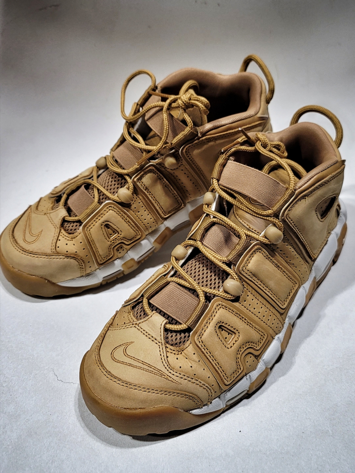Nike Air More Uptempo Flax 착용 스타일 - 1